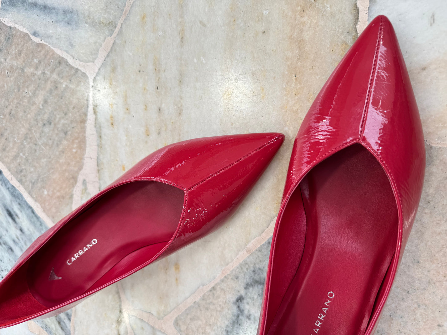 Décolleté rossa in vernice tacco kitten