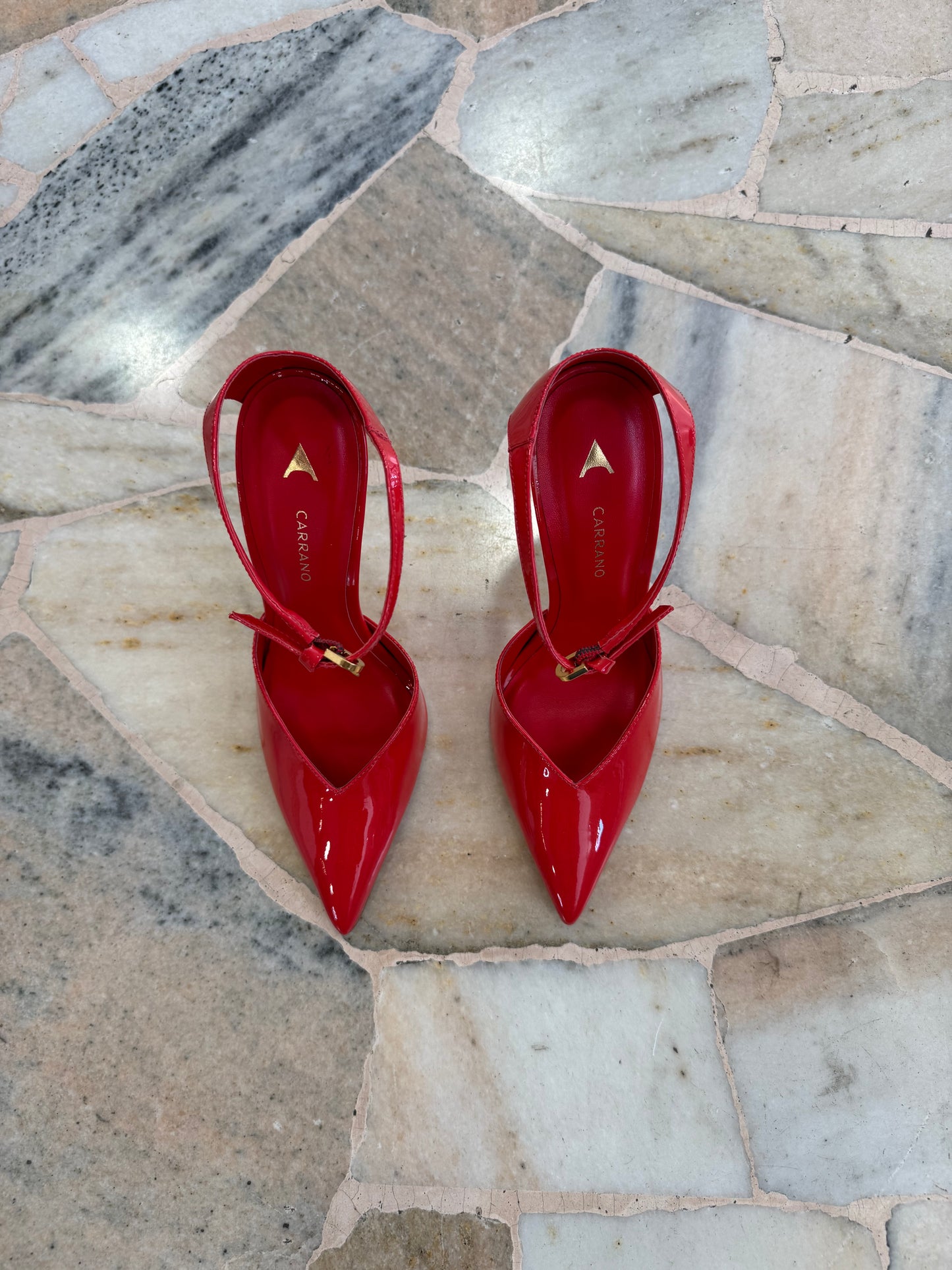 Décolleté rosse in vernice con cinturino