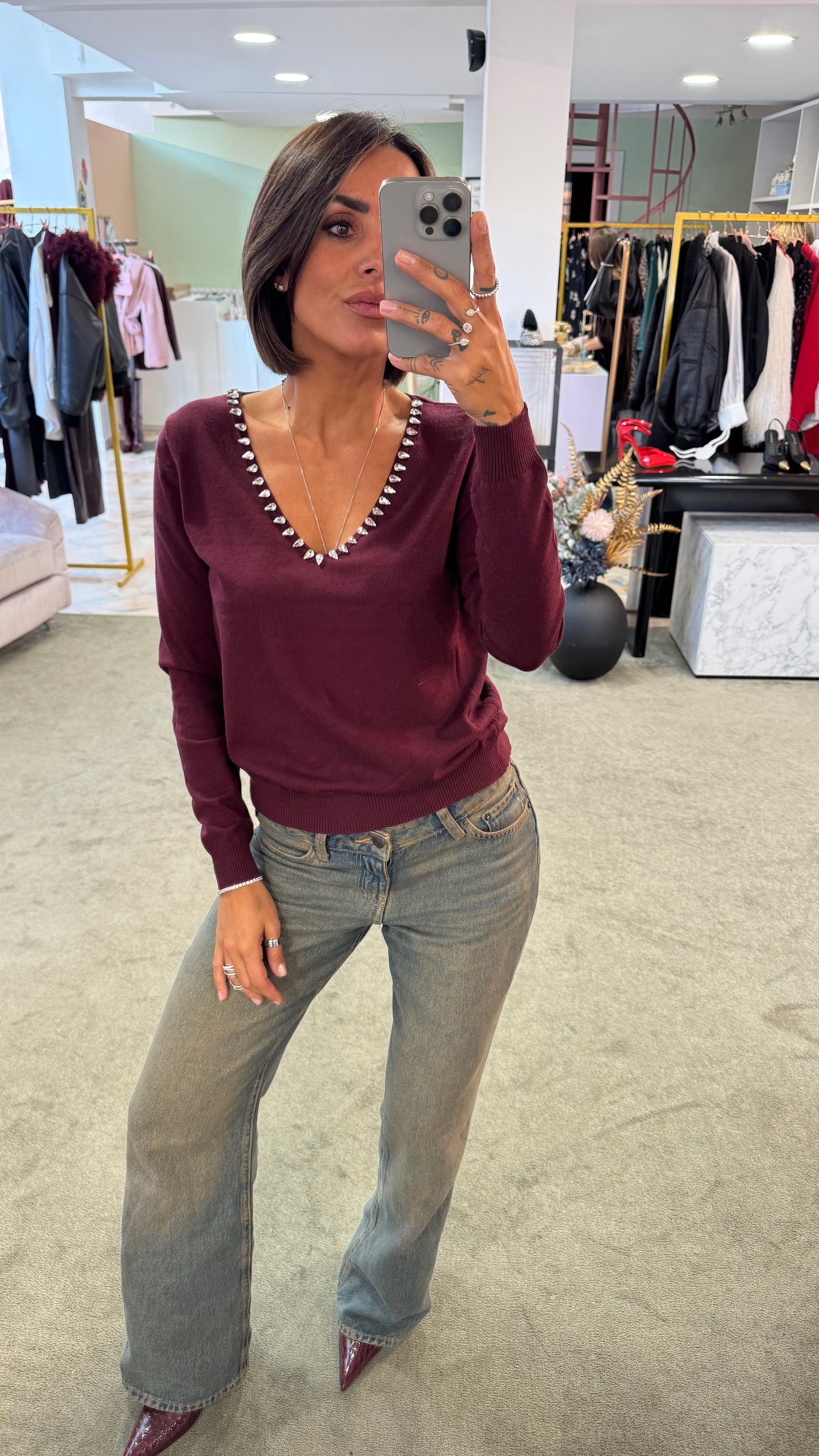Maglione bordeaux scollo a v con pietre bj
