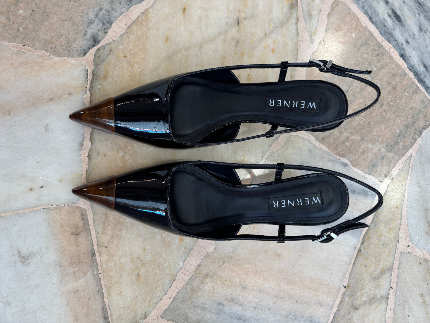 Slingback nera in vernice con punta tartarugata