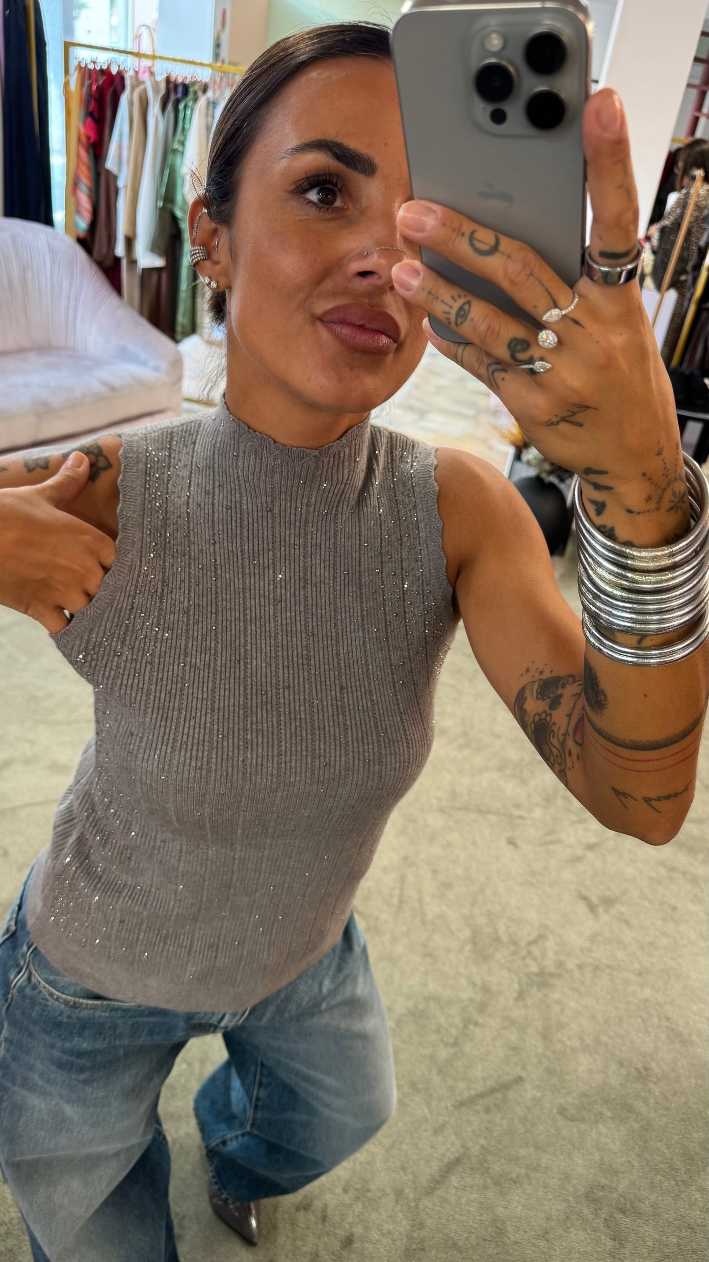 Lupetto smanicato grigio con cristalli a costine fr