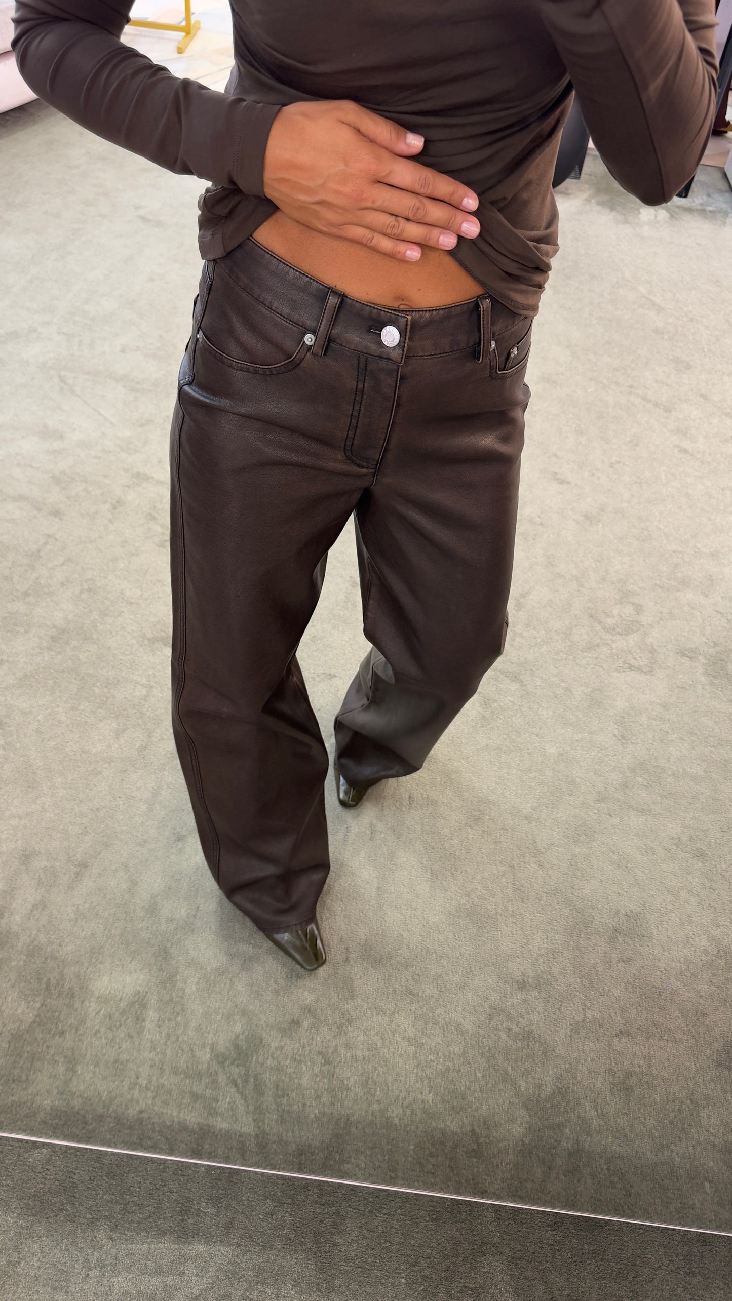 Pantaloni marroni in ecopelle stonewashed jx