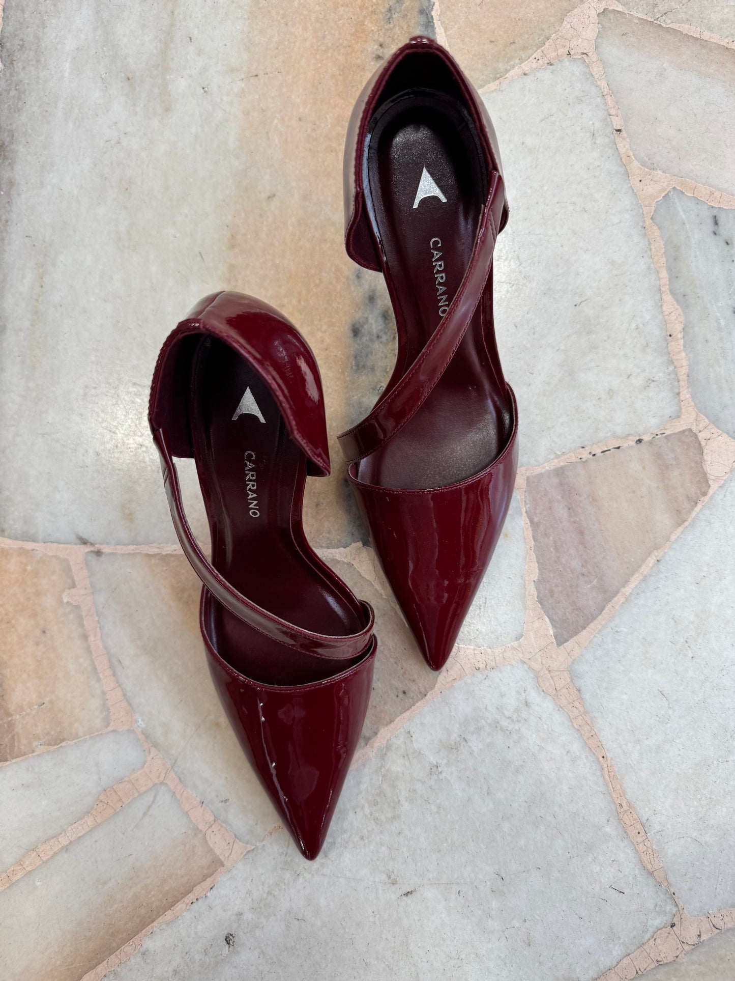 Décolleté bordeaux in vernice con listino