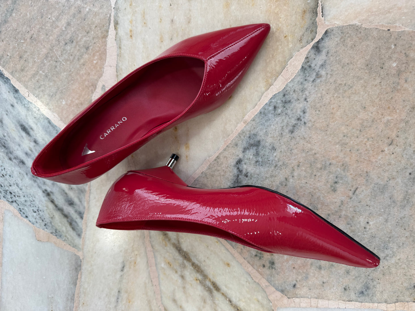 Décolleté rossa in vernice tacco kitten