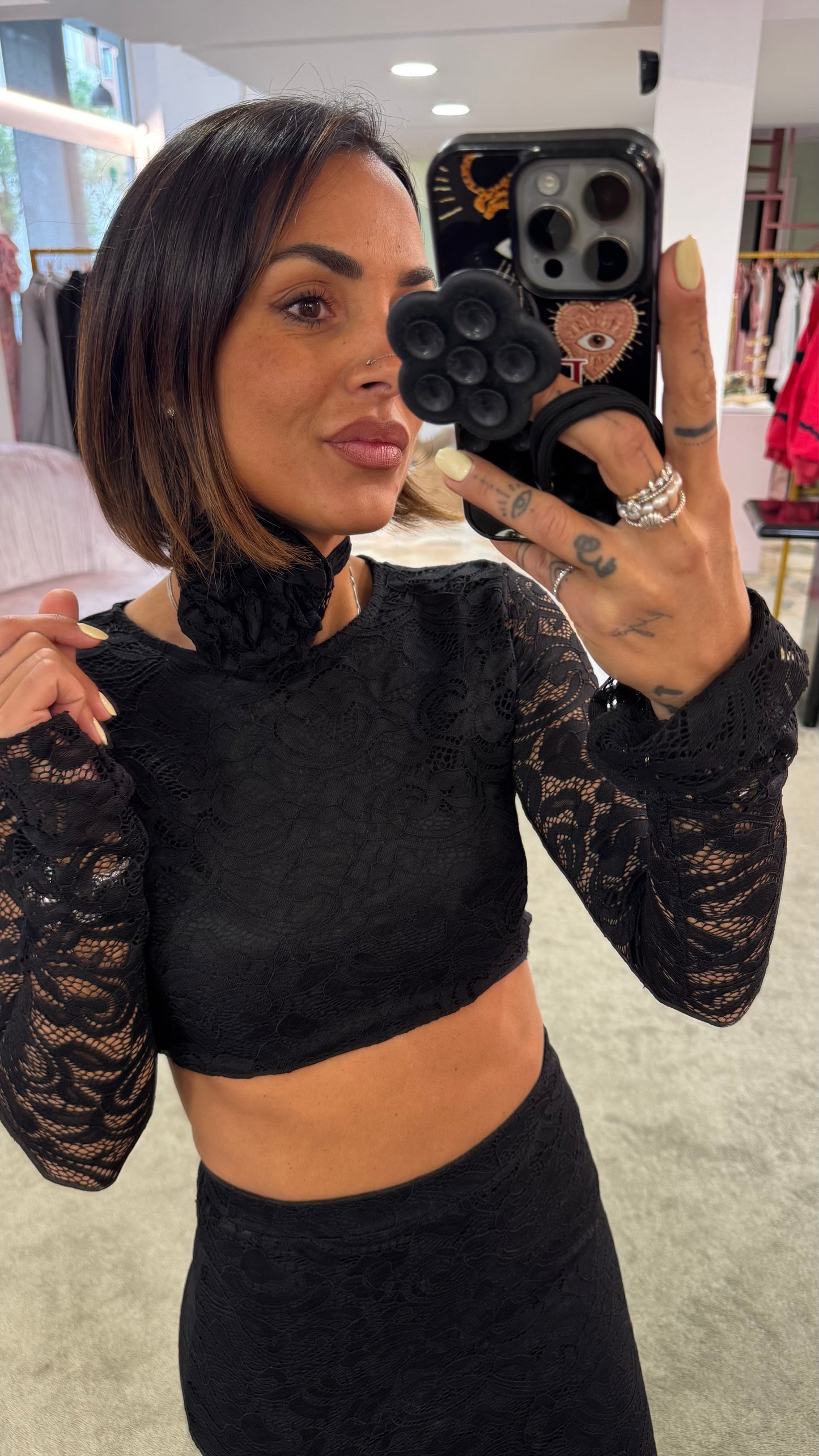 Maglia crop top nera in pizzo maniche lunghe ks