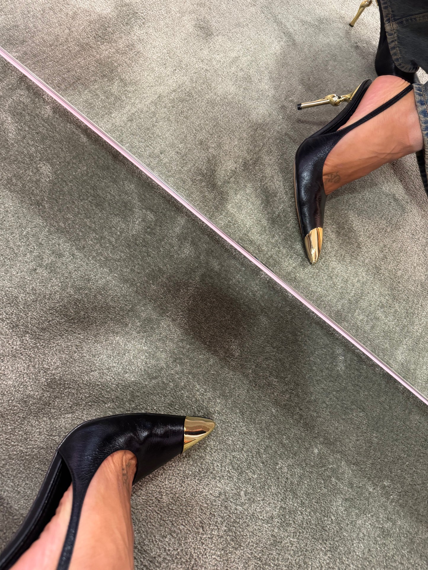 Slingback nera con punta e tacco oro