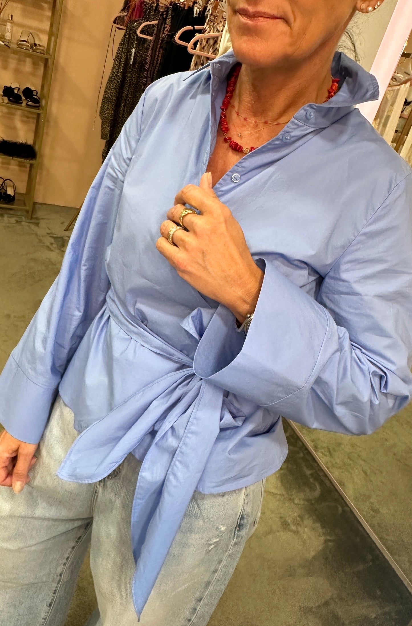 Camicia azzurra con fiocco in vita sl