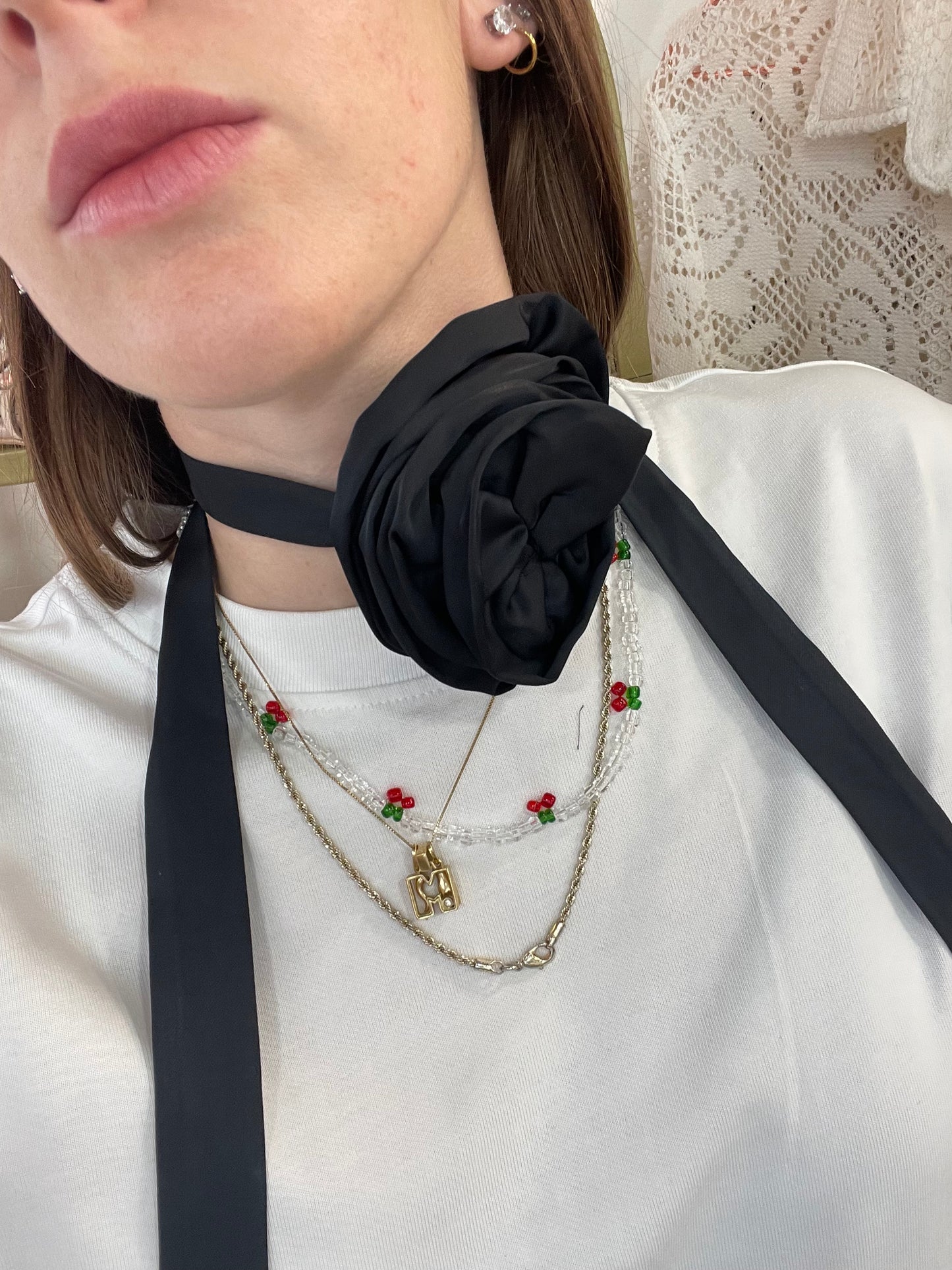 Nastro choker con rosa in satin