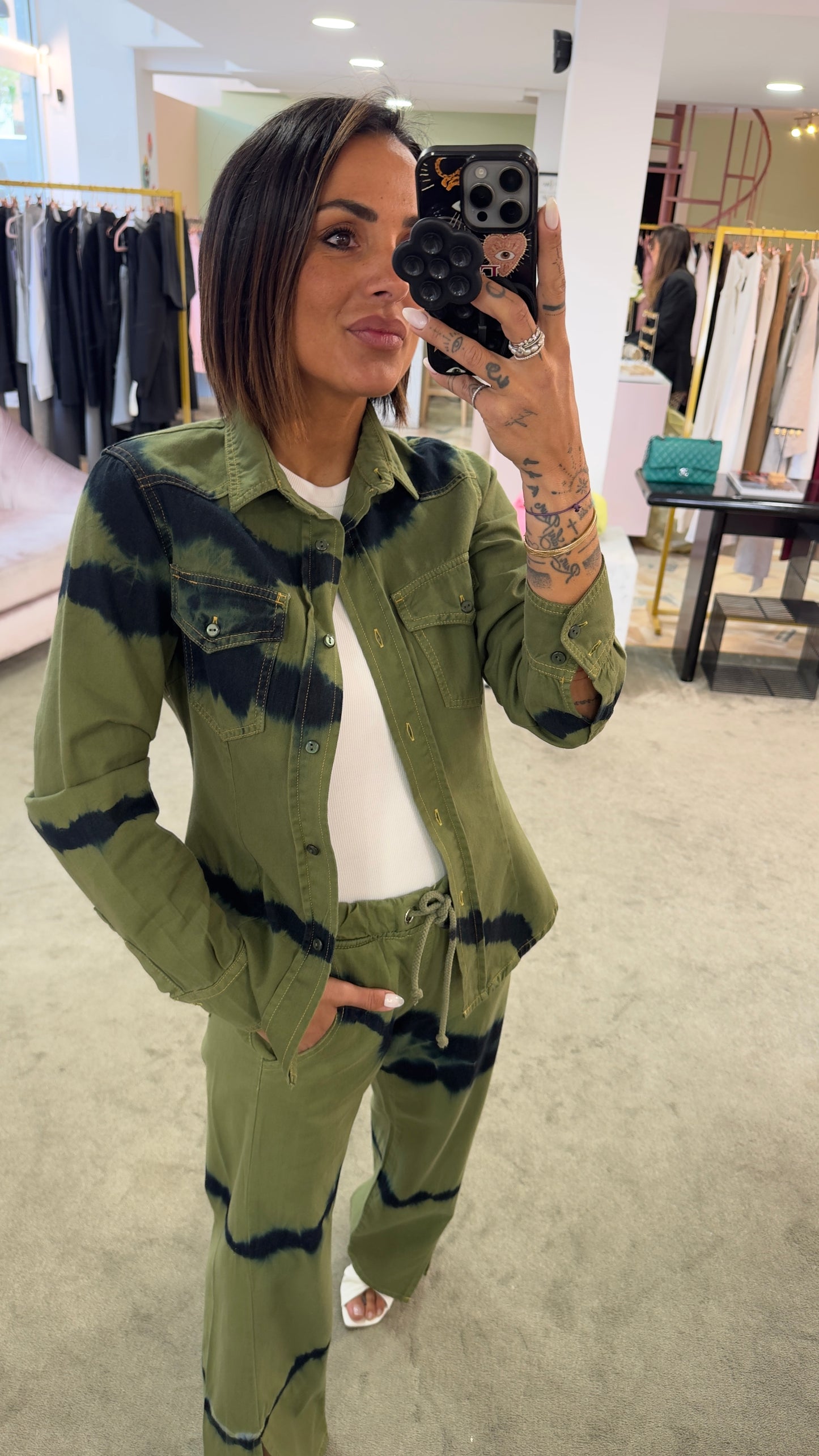 Pantaloni verde militare con spacco tie-dye Don't@me