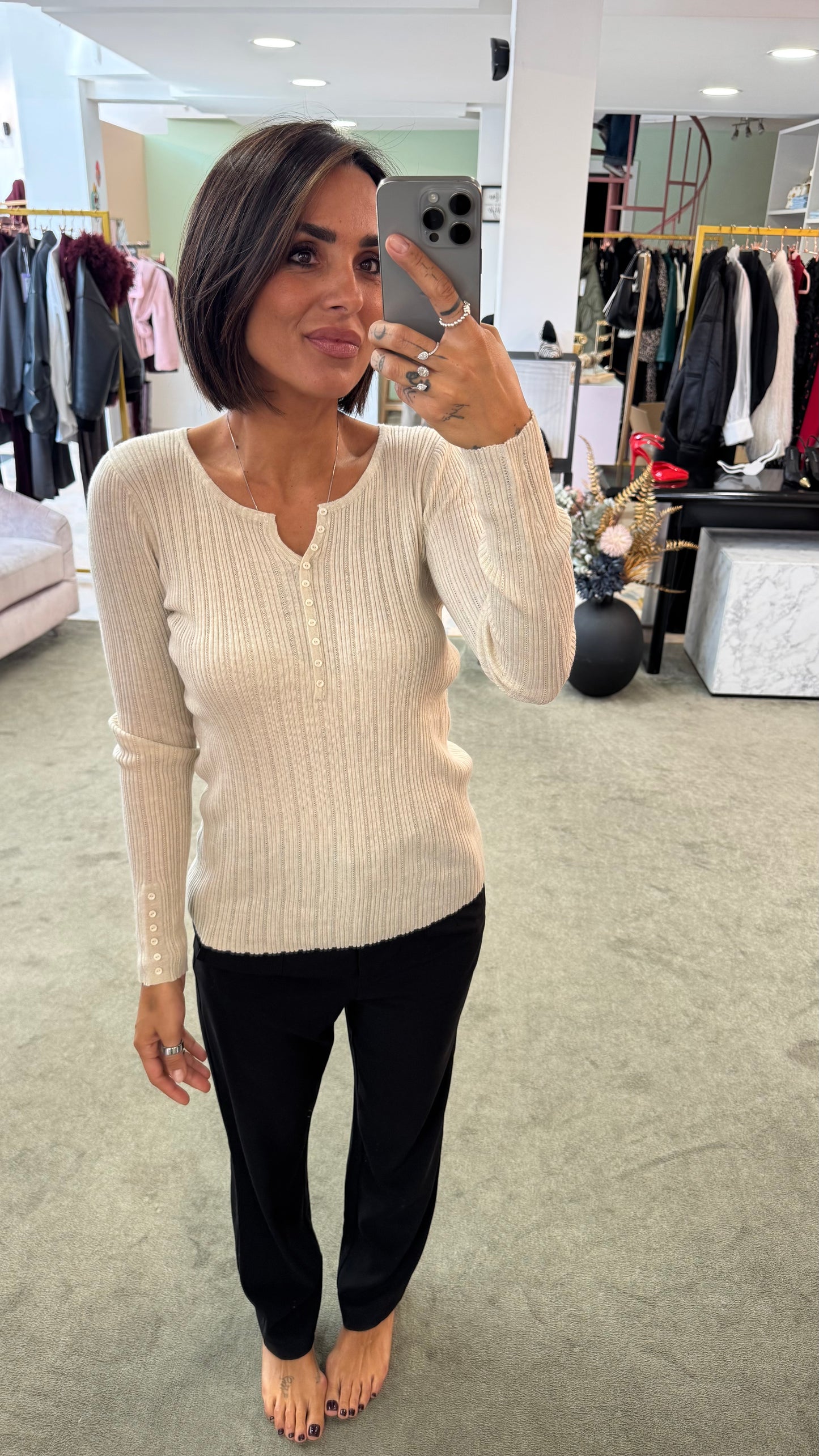 Maglia beige sabbia a costine con bottoncini bj