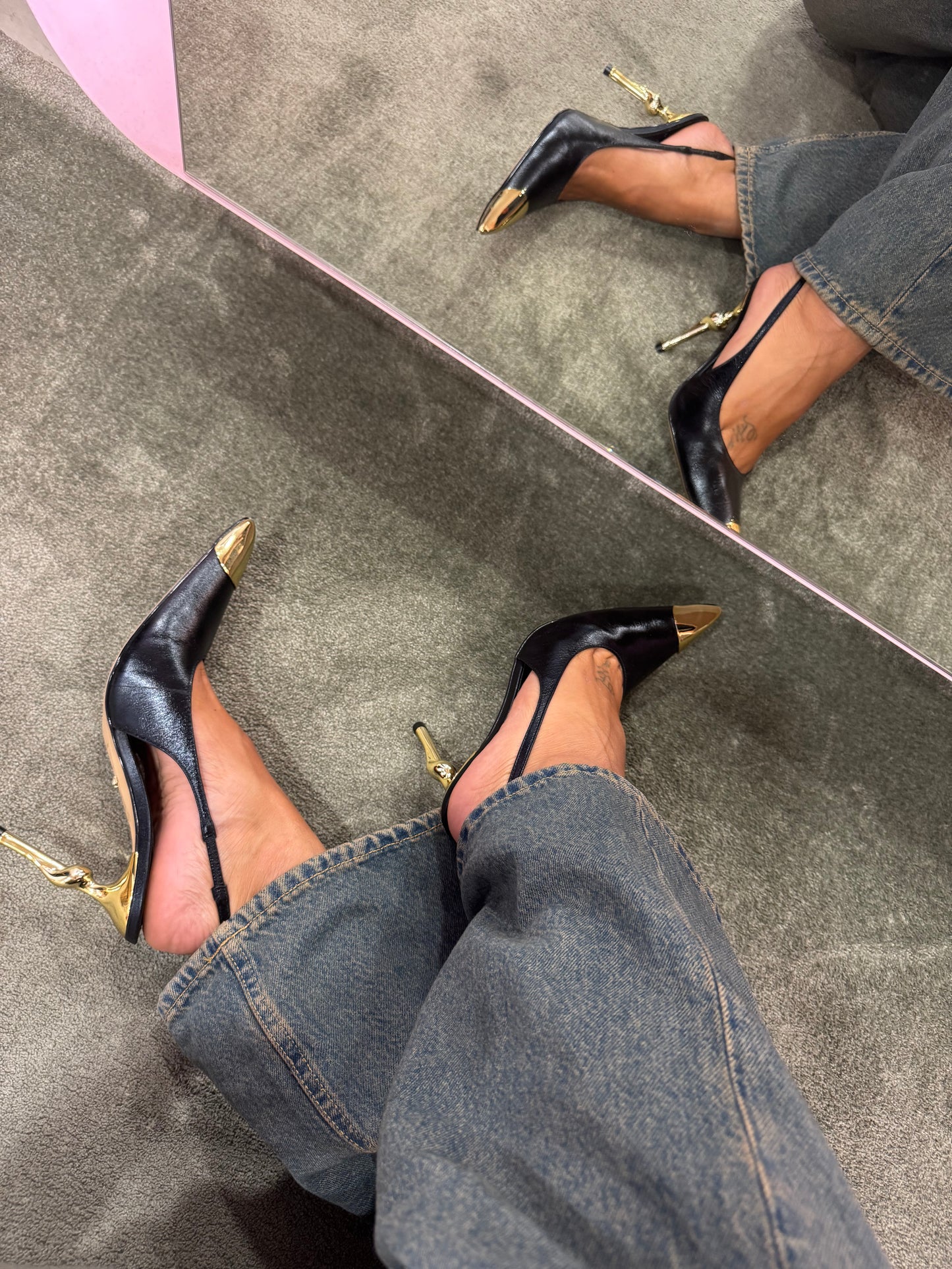 Slingback nera con punta e tacco oro
