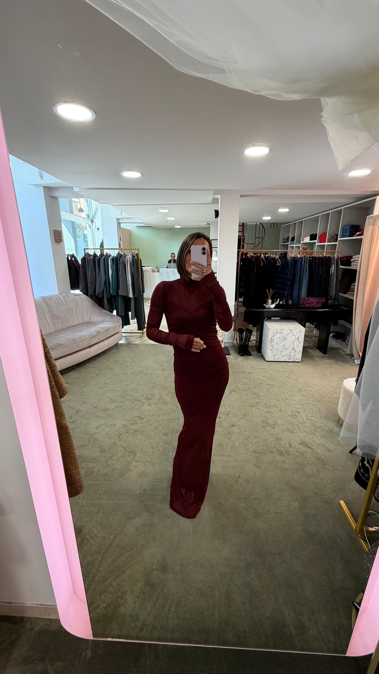 Abito lungo bordeaux con arricciature in tulle ks