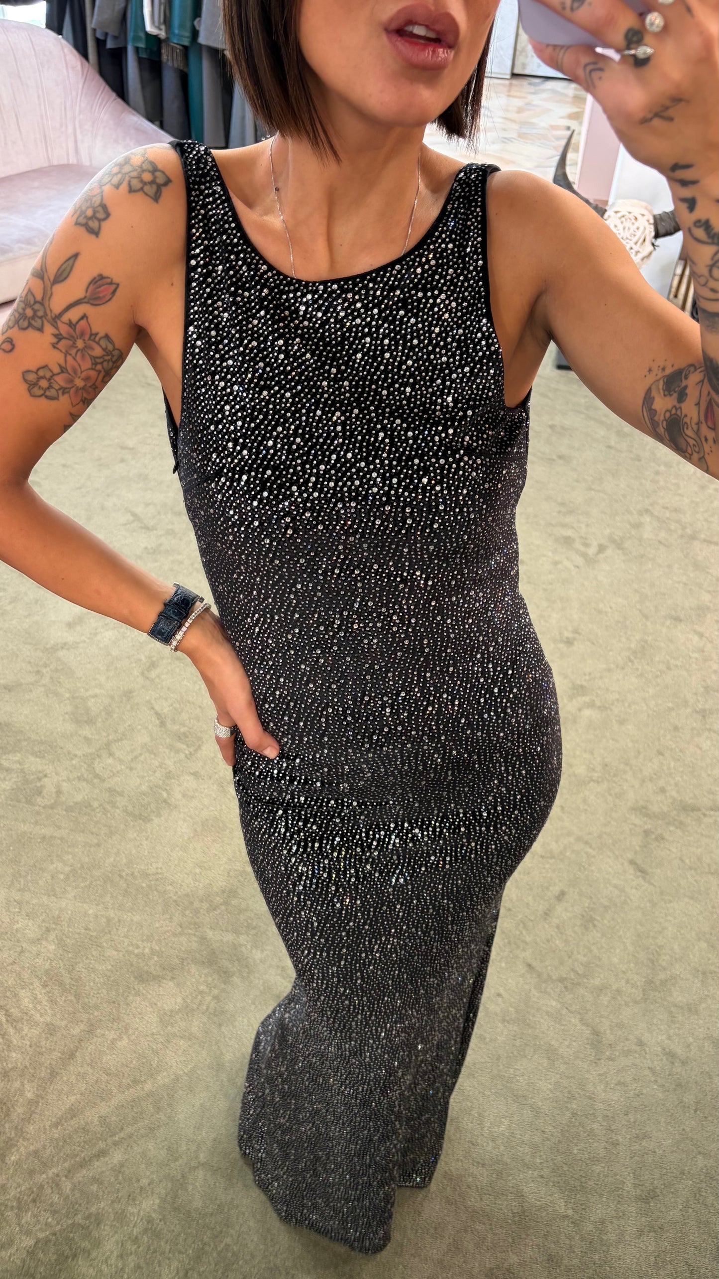 Abito smanicato lungo nero in velluto con cristalli tw