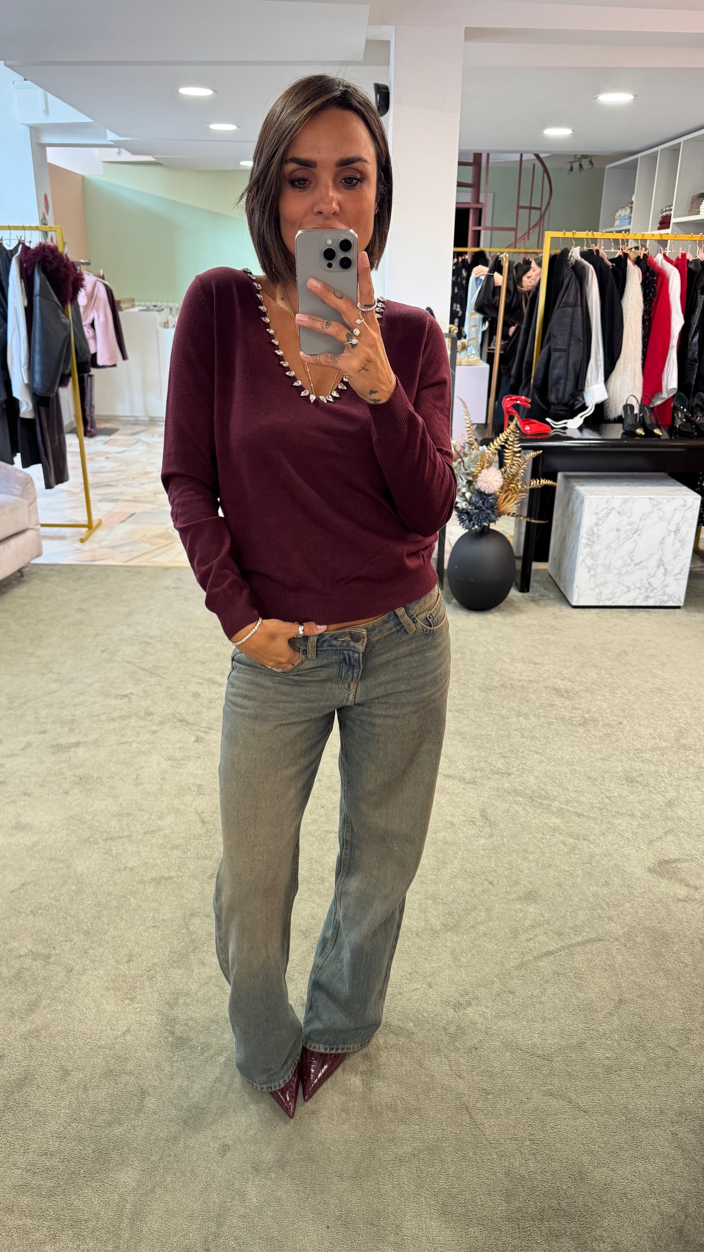 Maglione bordeaux scollo a v con pietre bj