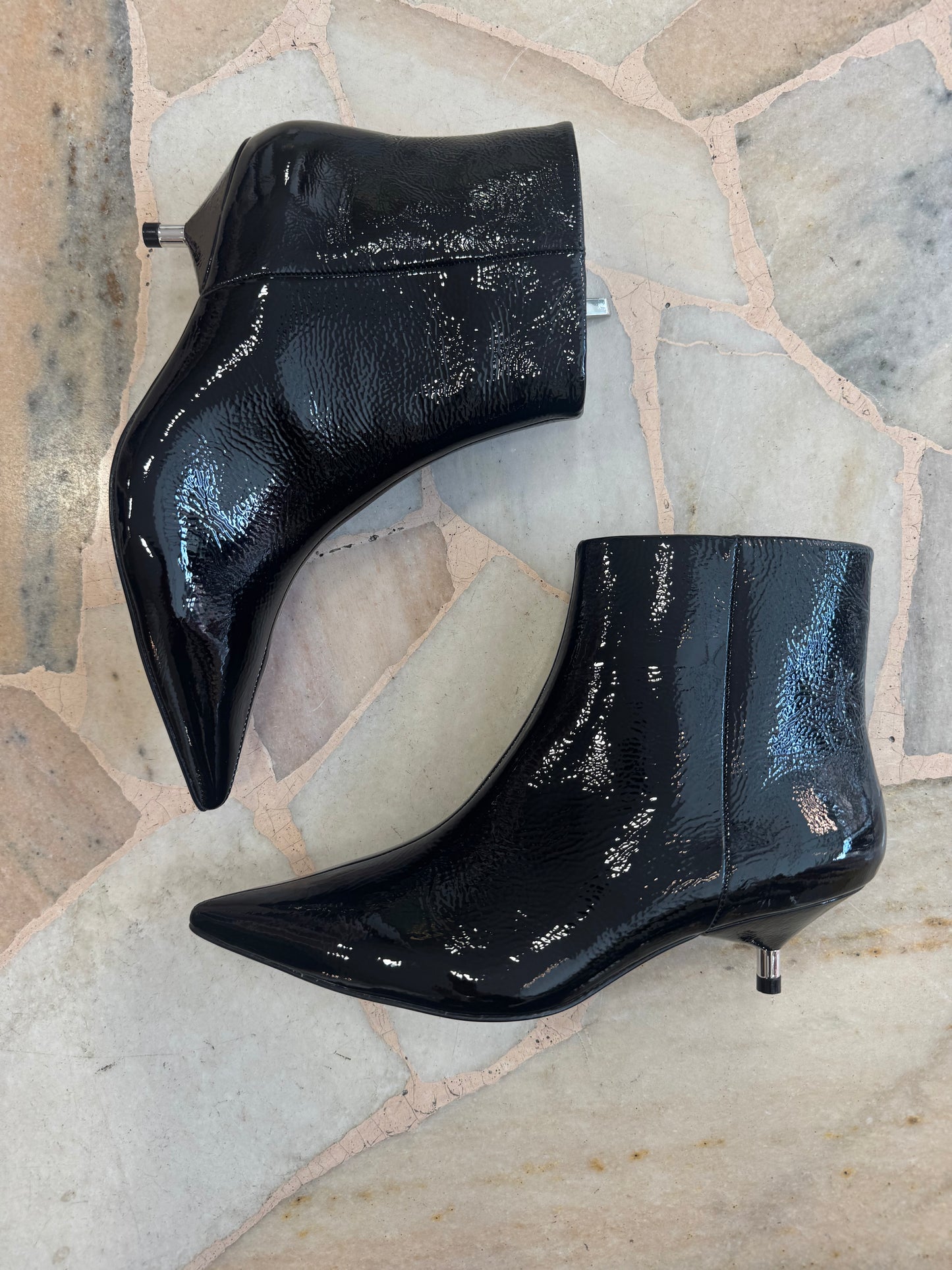 Stivaletto nero in vernice tacco kitten