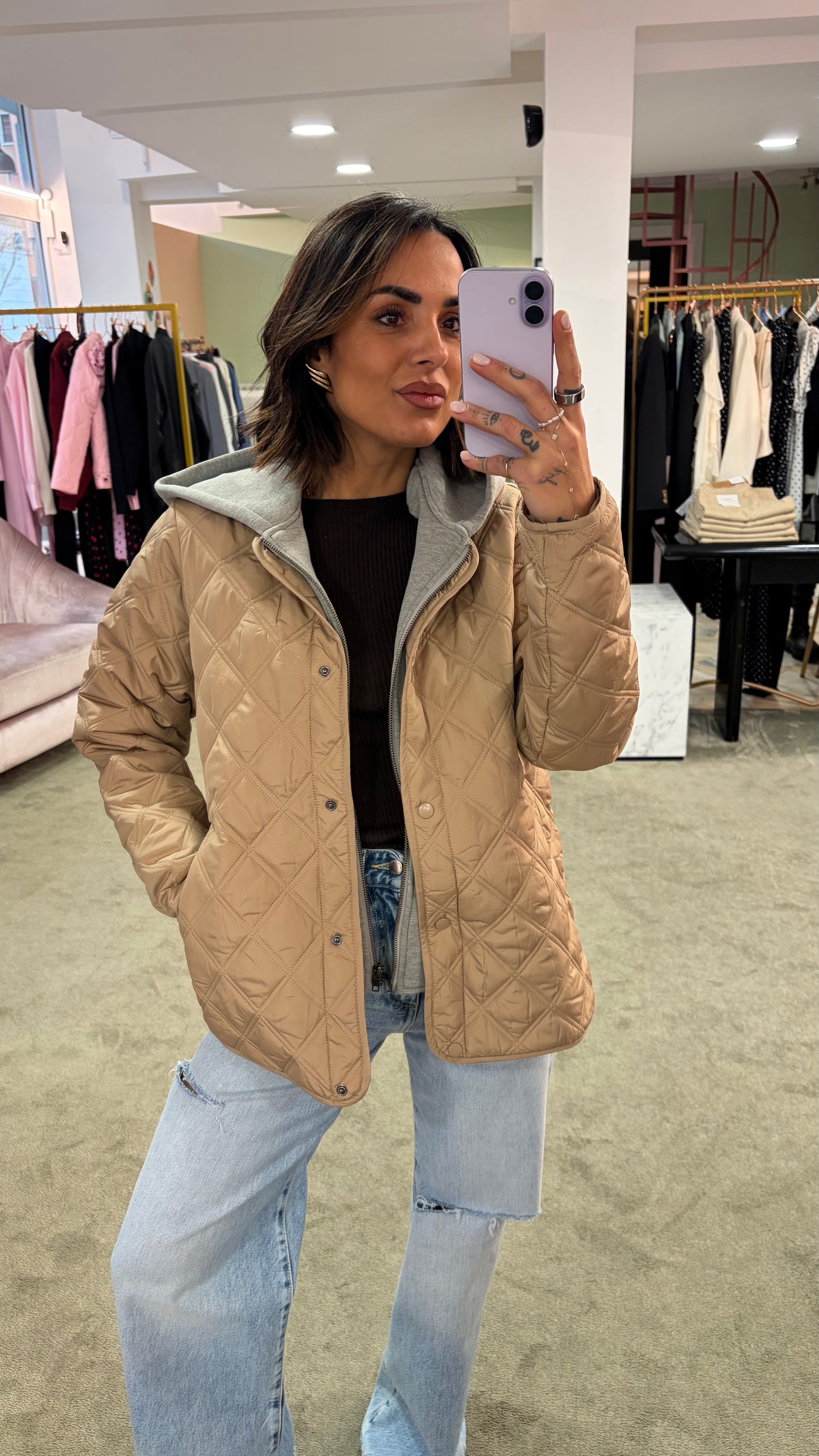 Piumino beige trapuntato con cappuccio in felpa sy