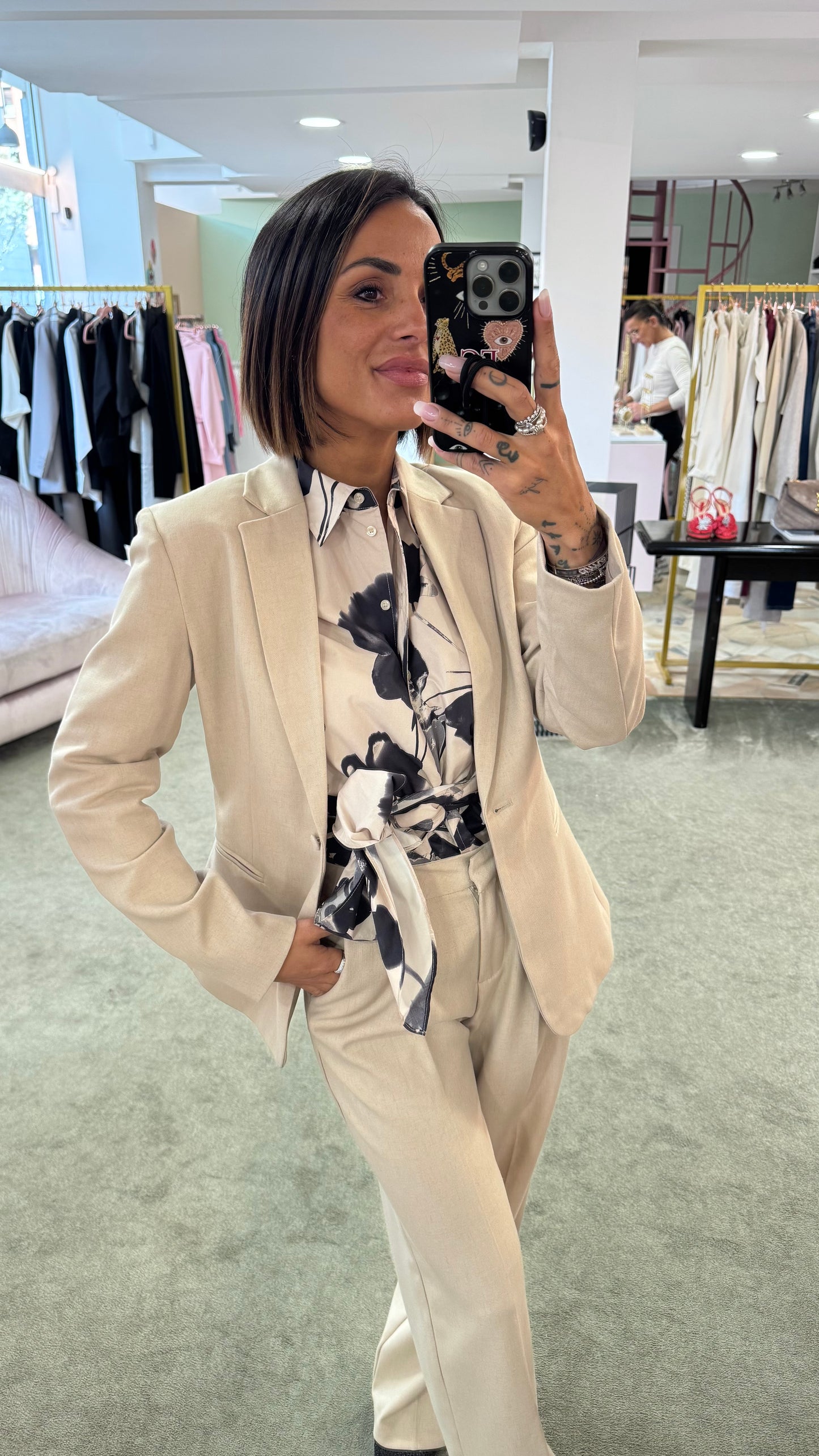 Pantaloni beige melange in lino con pences wide leg jx