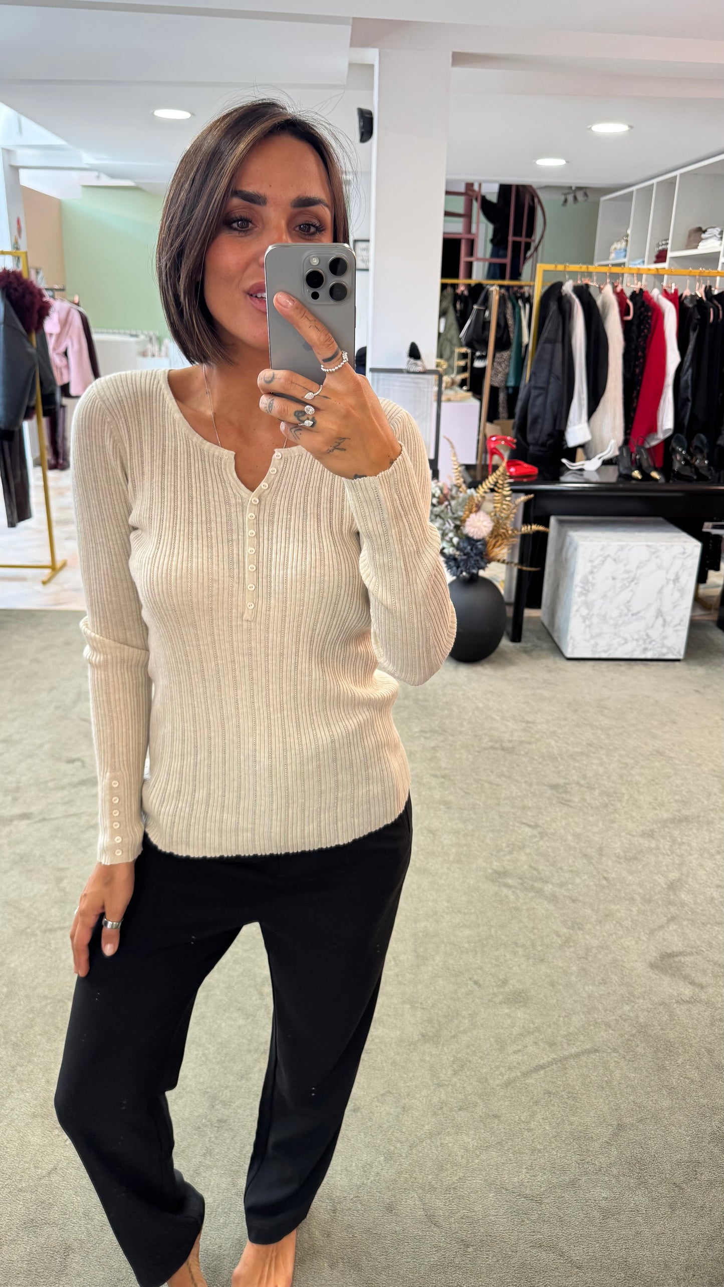 Maglia beige sabbia a costine con bottoncini bj