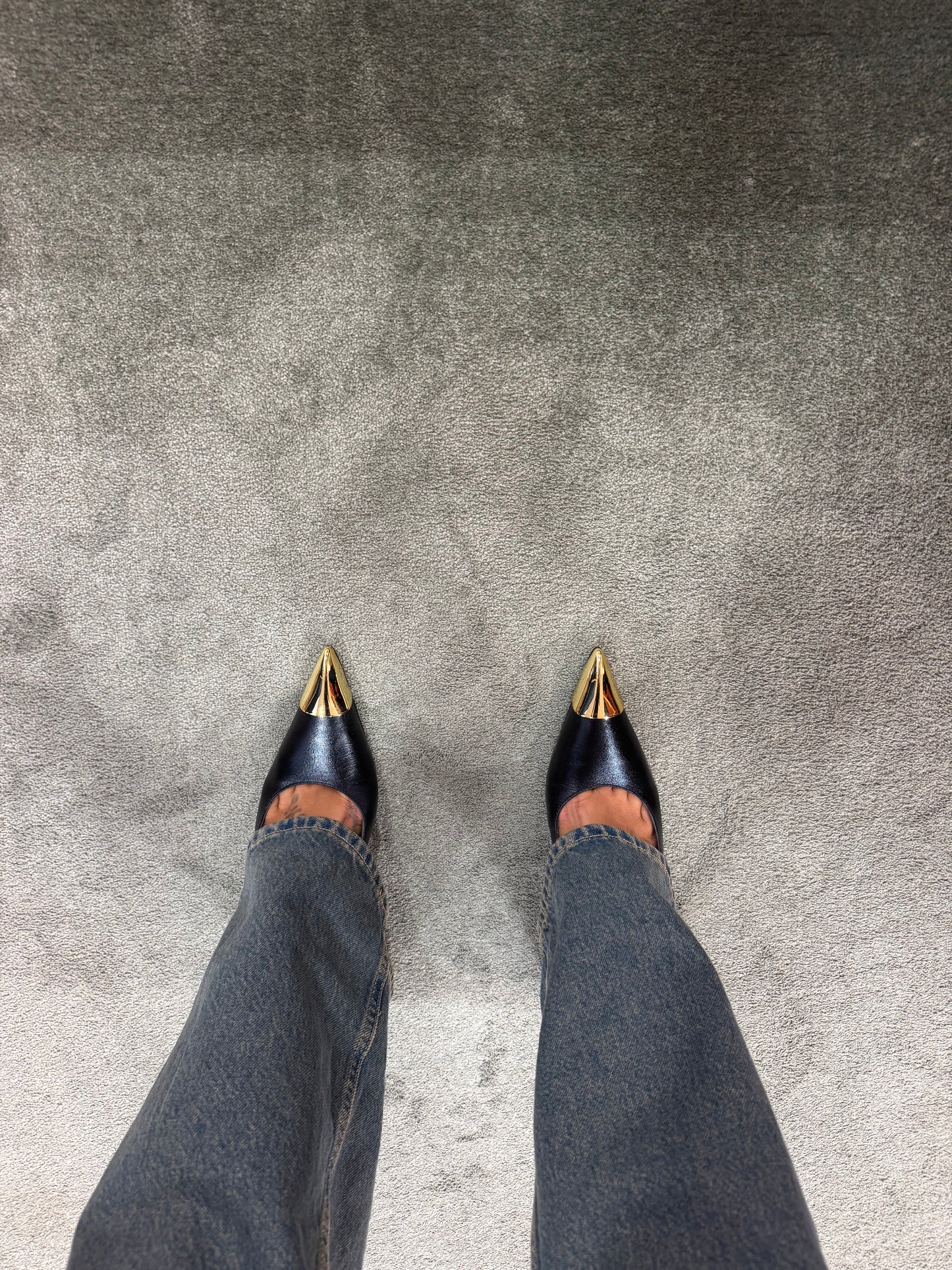 Slingback nera con punta e tacco oro
