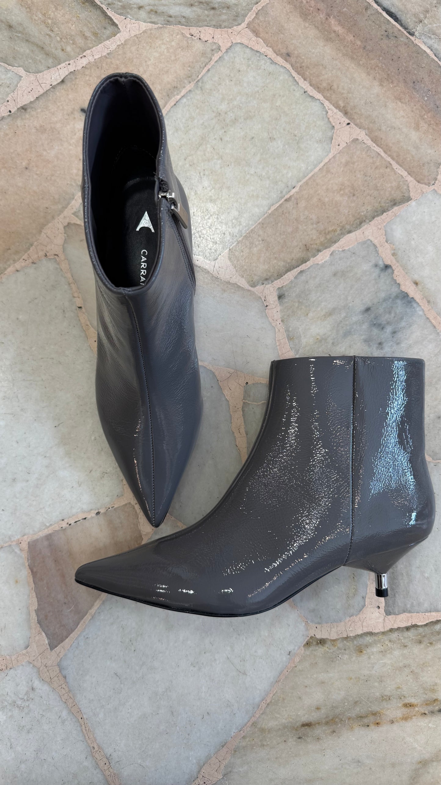 Stivaletto grigio in vernice tacco kitten