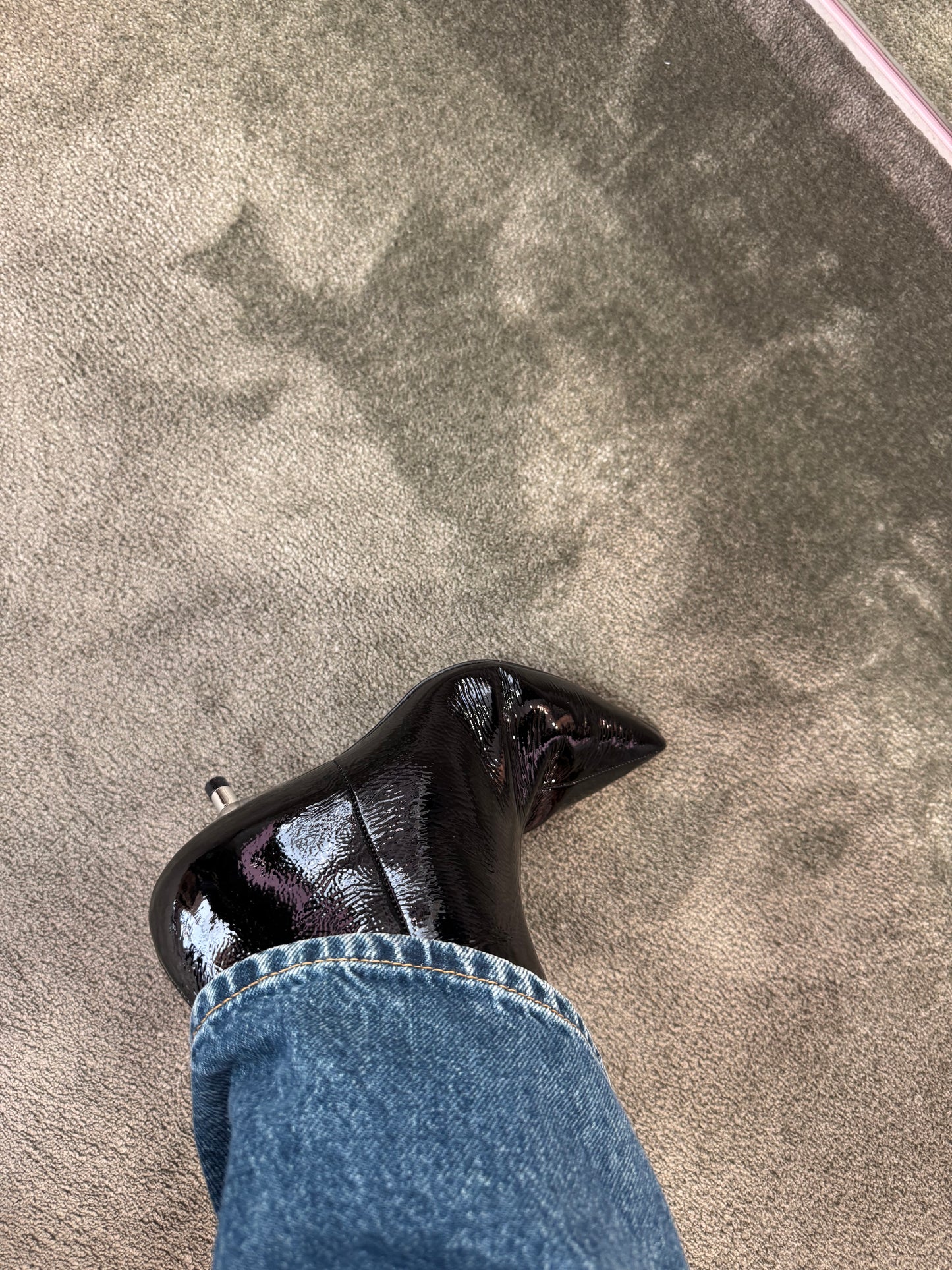 Stivaletto nero in vernice tacco kitten