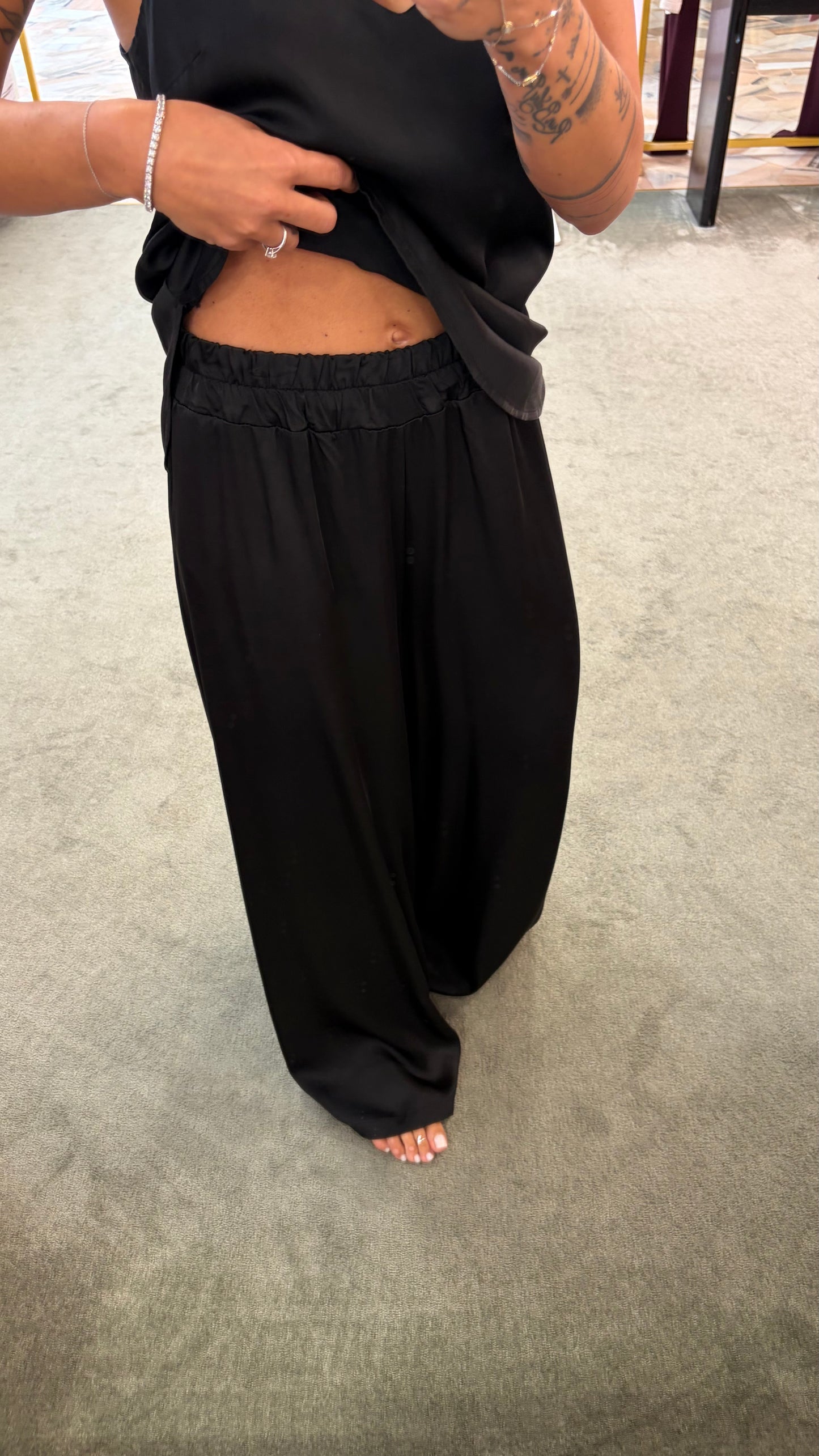 Pantaloni neri a palazzo in satin ay
