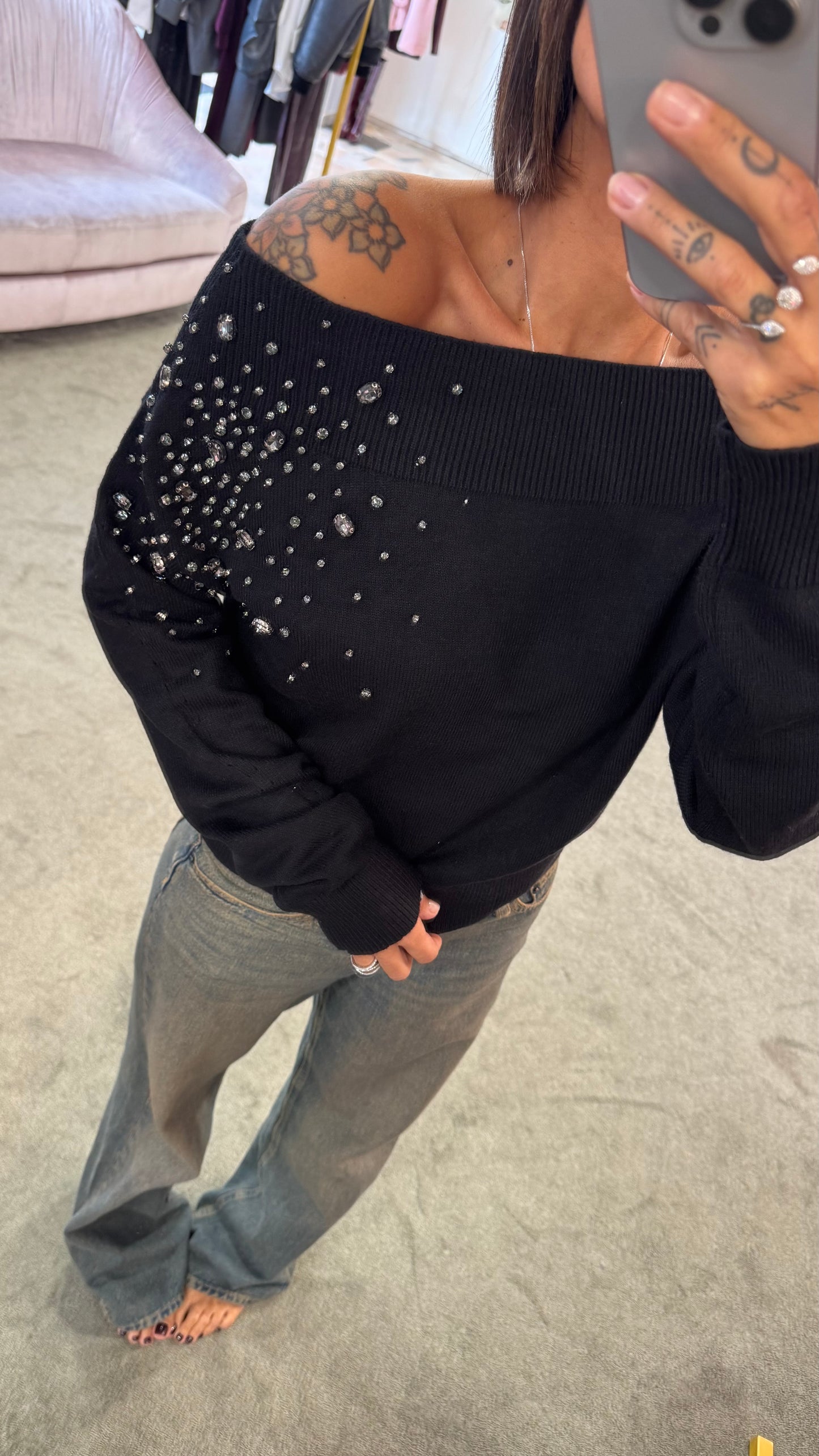 Maglione nero con pietre scollo a barchetta bj