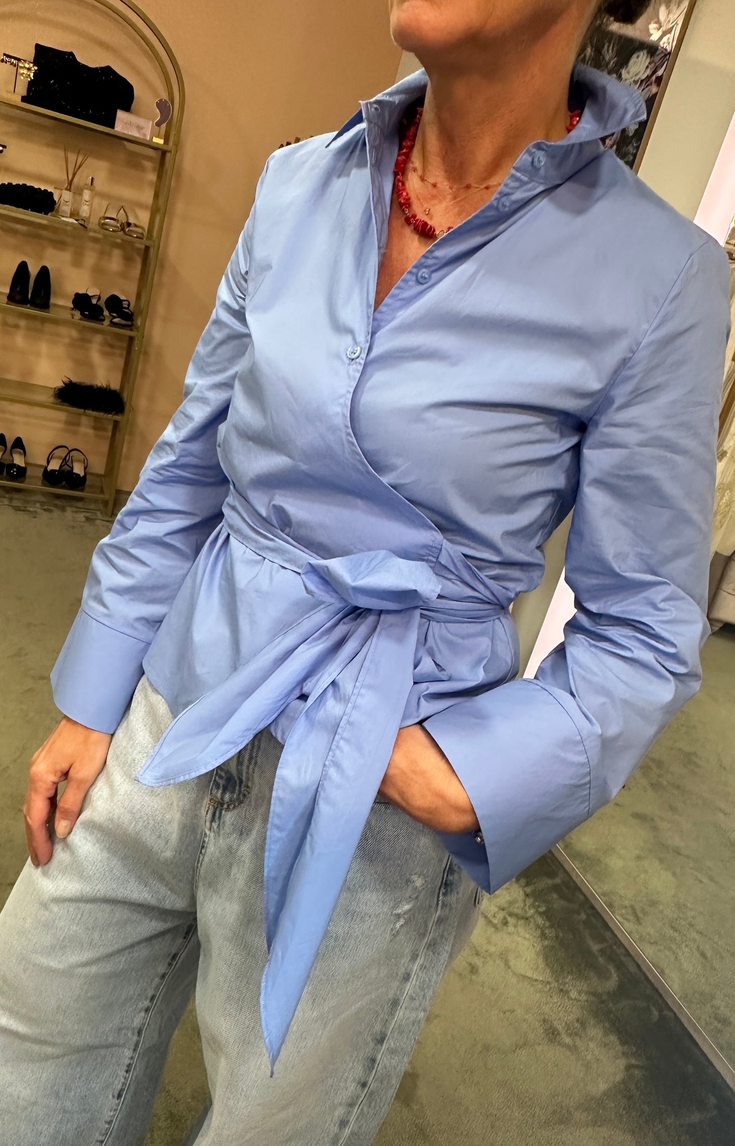 Camicia azzurra con fiocco in vita sl
