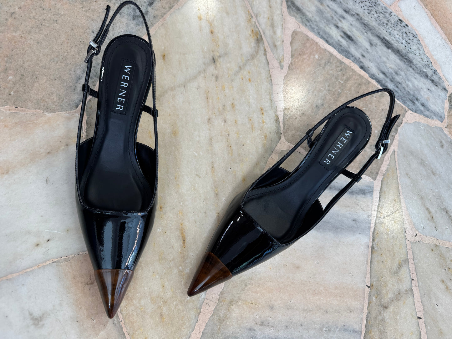 Slingback nera in vernice con punta tartarugata