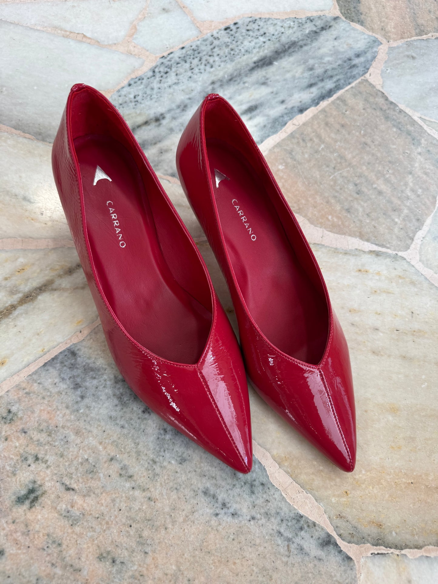 Décolleté rossa in vernice tacco kitten