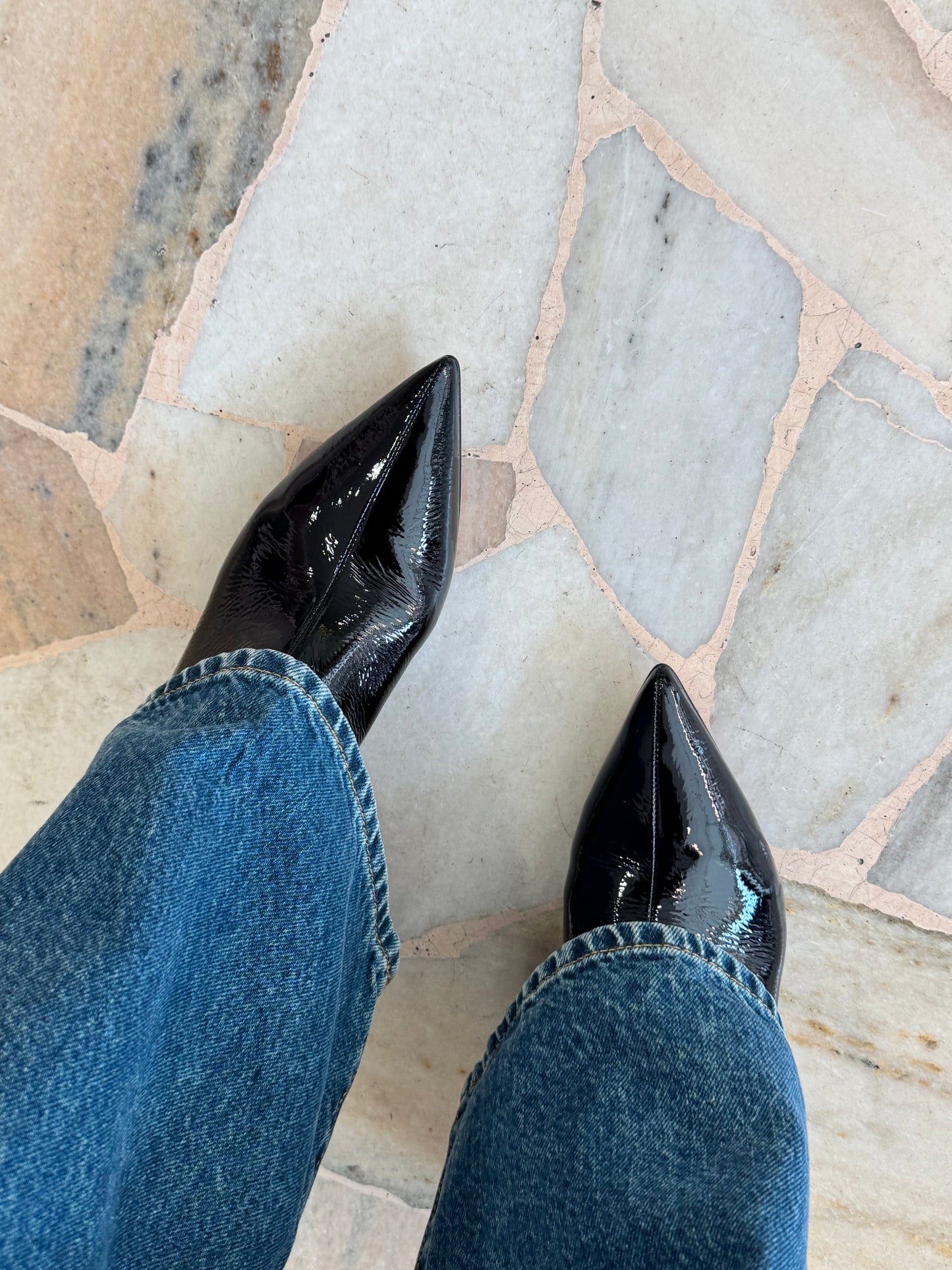 Stivaletto nero in vernice tacco kitten