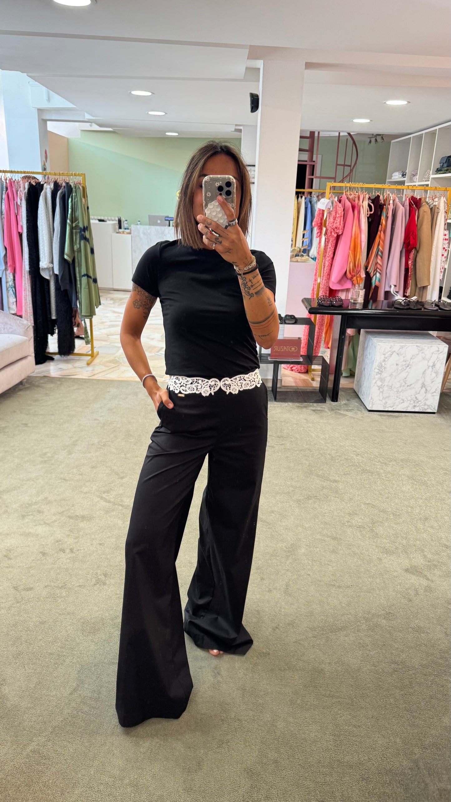 Pantaloni neri a palazzo con dettaglio pizzo bianco fr