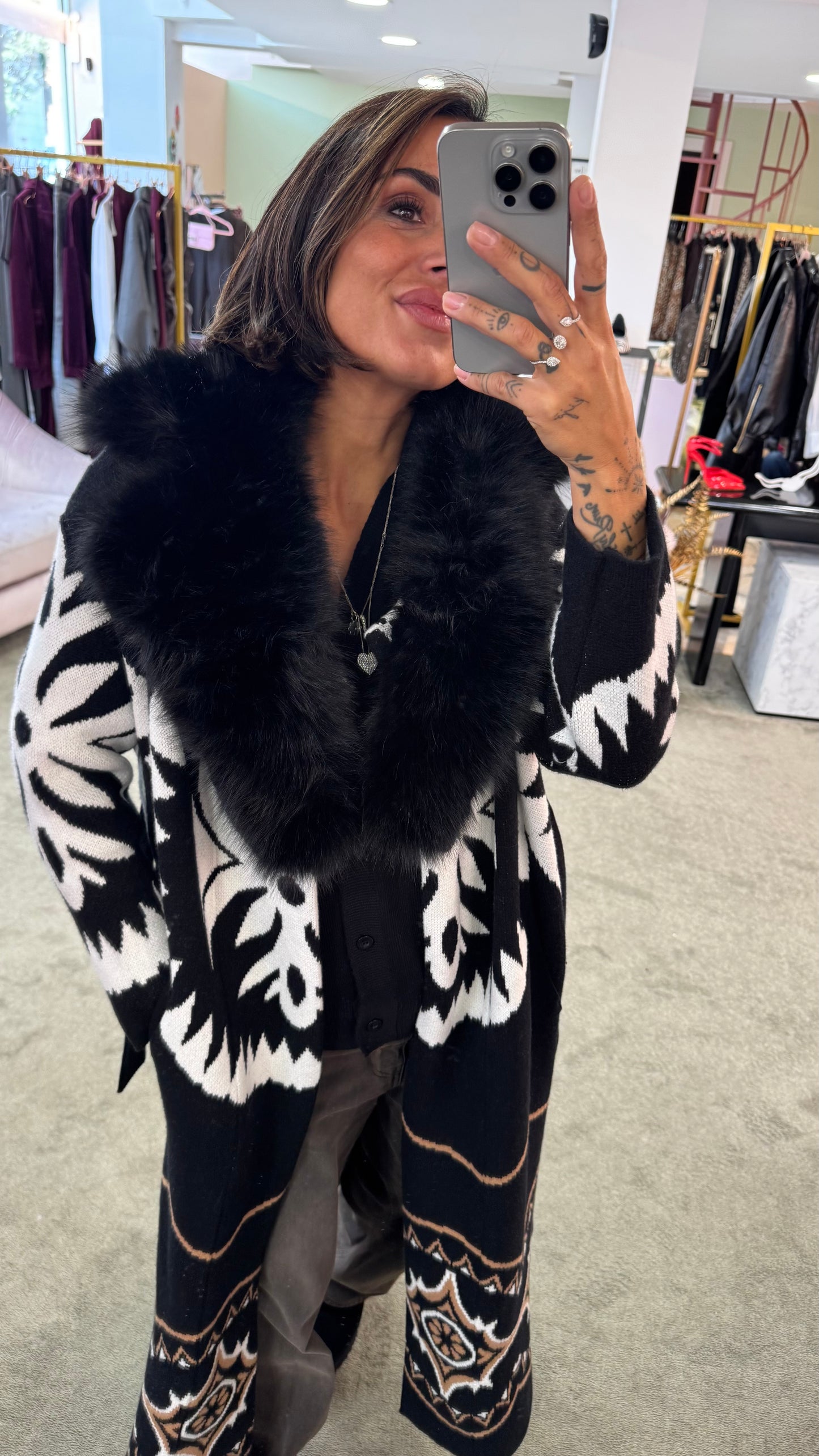 Cappotto/ Maxi cardigan nero lungo con collo in pelliccia eco