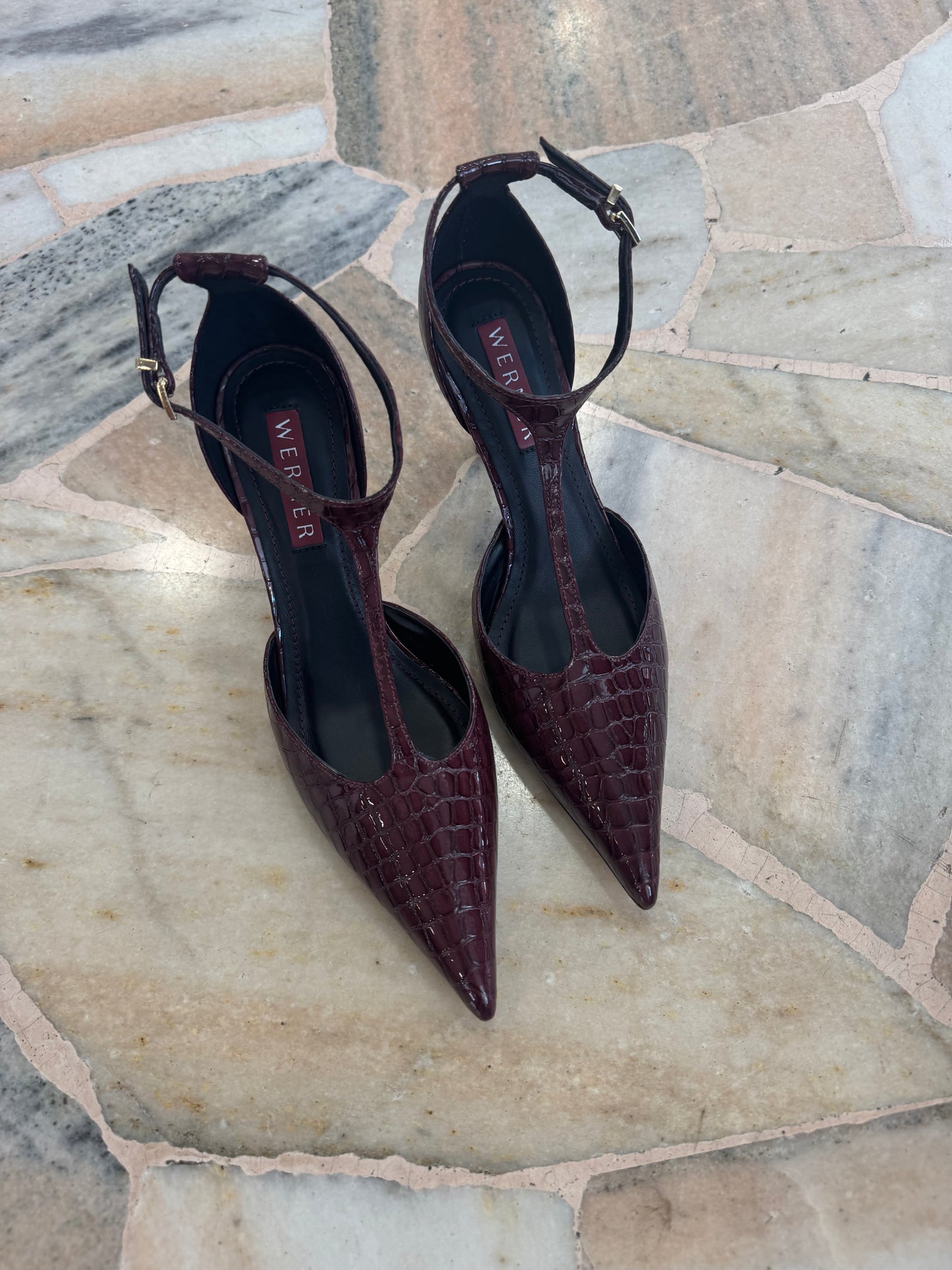 Décolleté bordeaux crocodile con cinturino e tacco oro