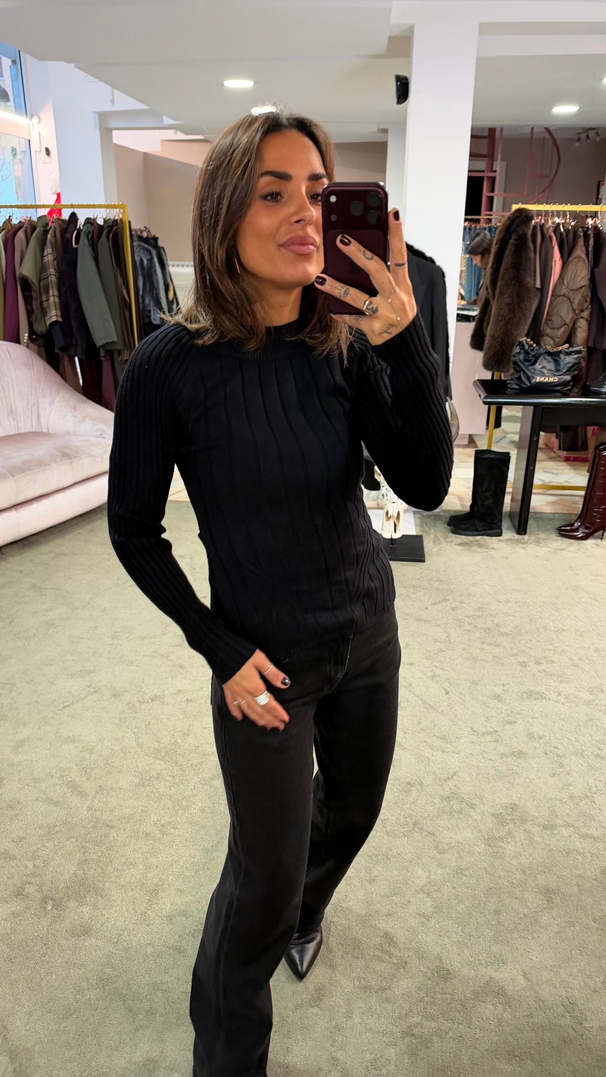 Maglione nero a costine con fiocco sulla schiena bj