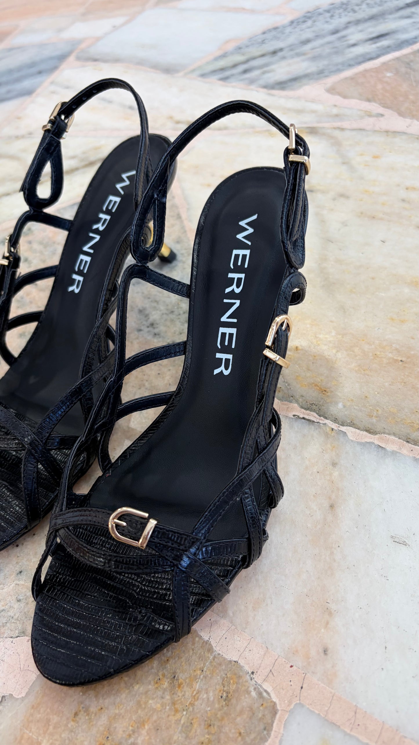 Sandalo nero con fibbie e tacco oro wr