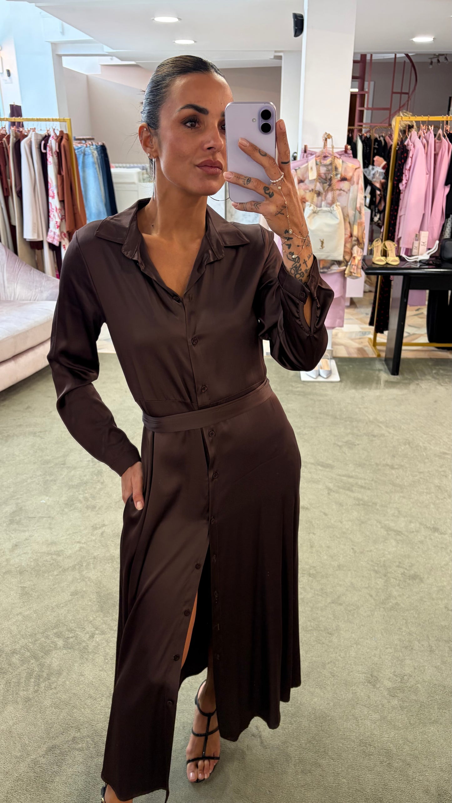 Abito lungo camicia marrone effetto satin con cintura ay