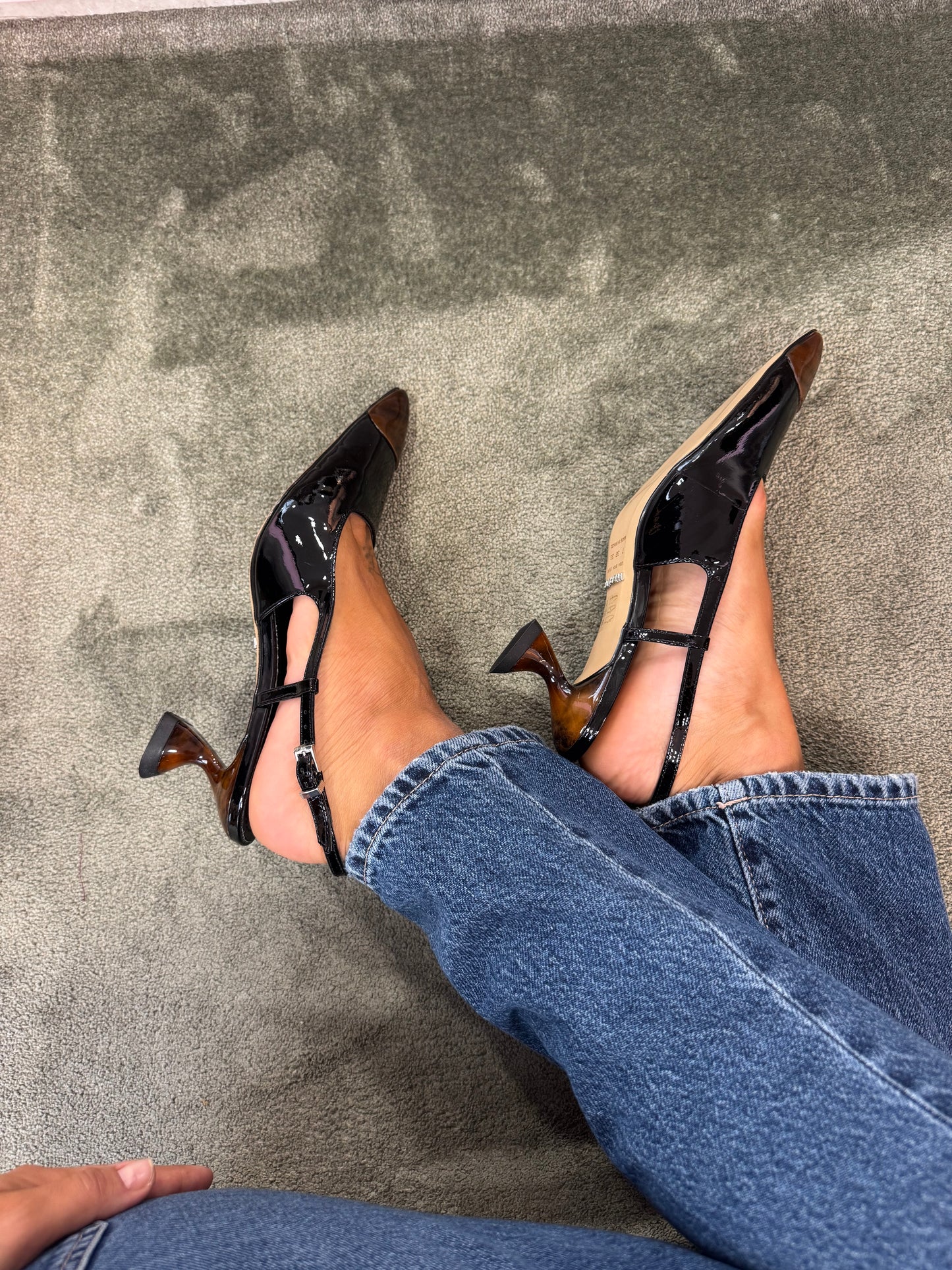 Slingback nera in vernice con punta tartarugata
