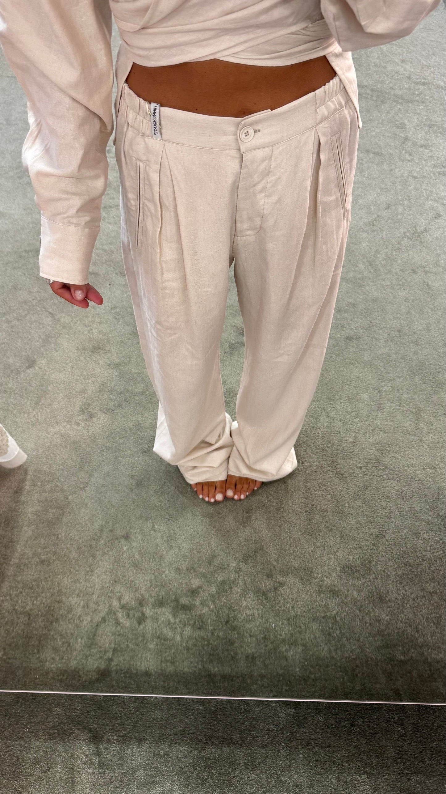 Pantaloni dritti beige ecru con pences hinnominate