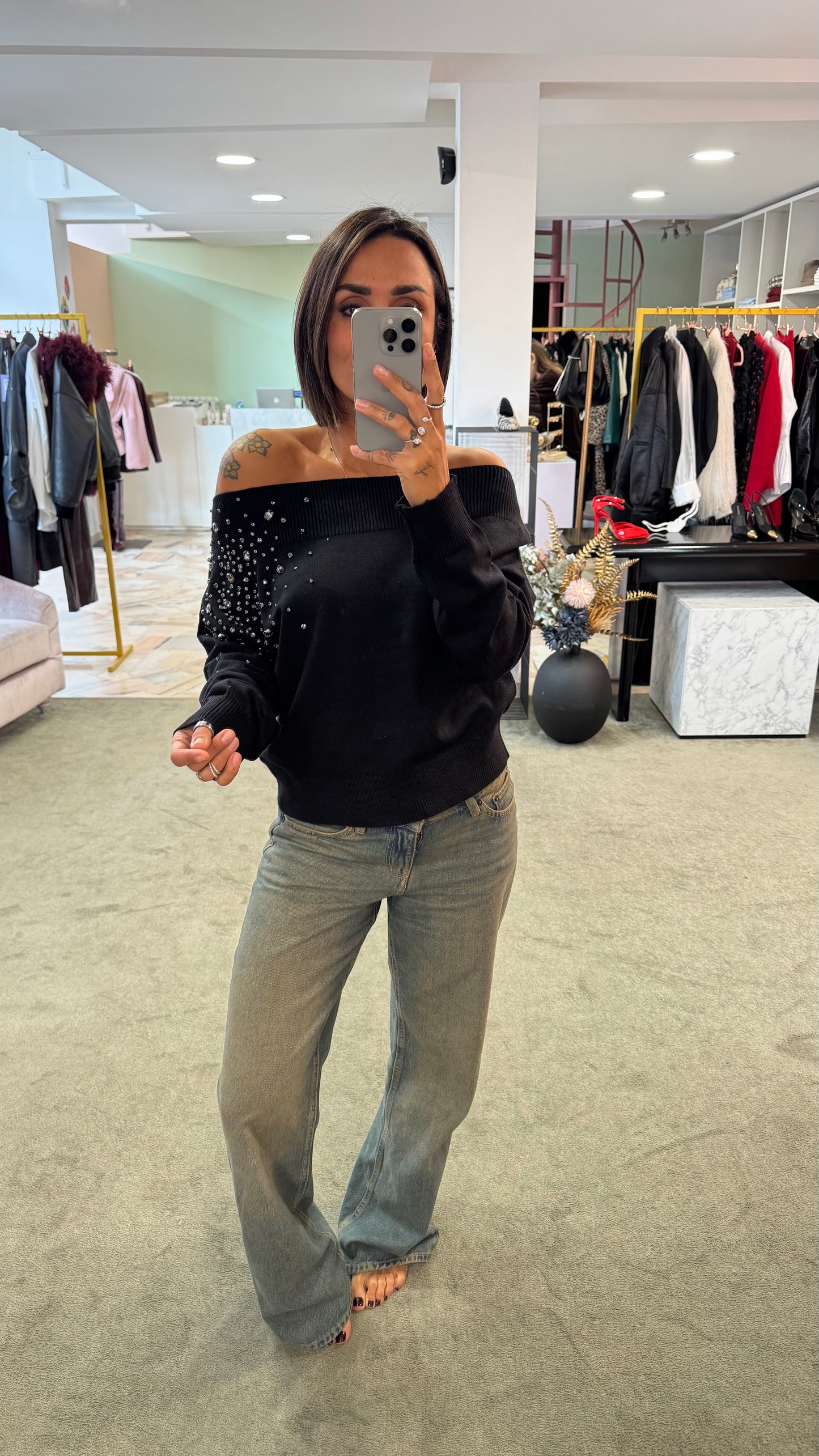 Maglione nero con pietre scollo a barchetta bj