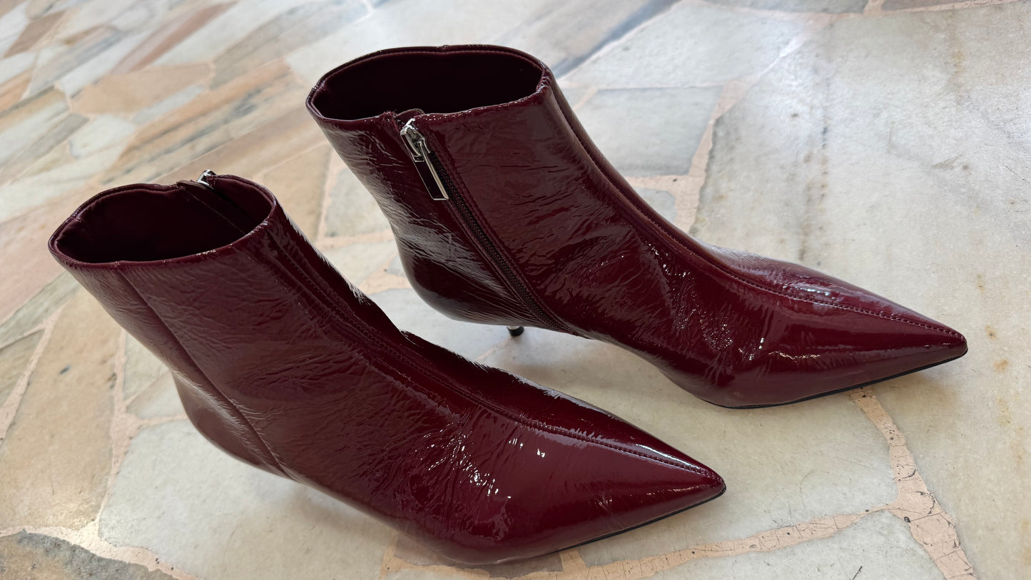 Stivaletto bordeaux in vernice tacco kitten