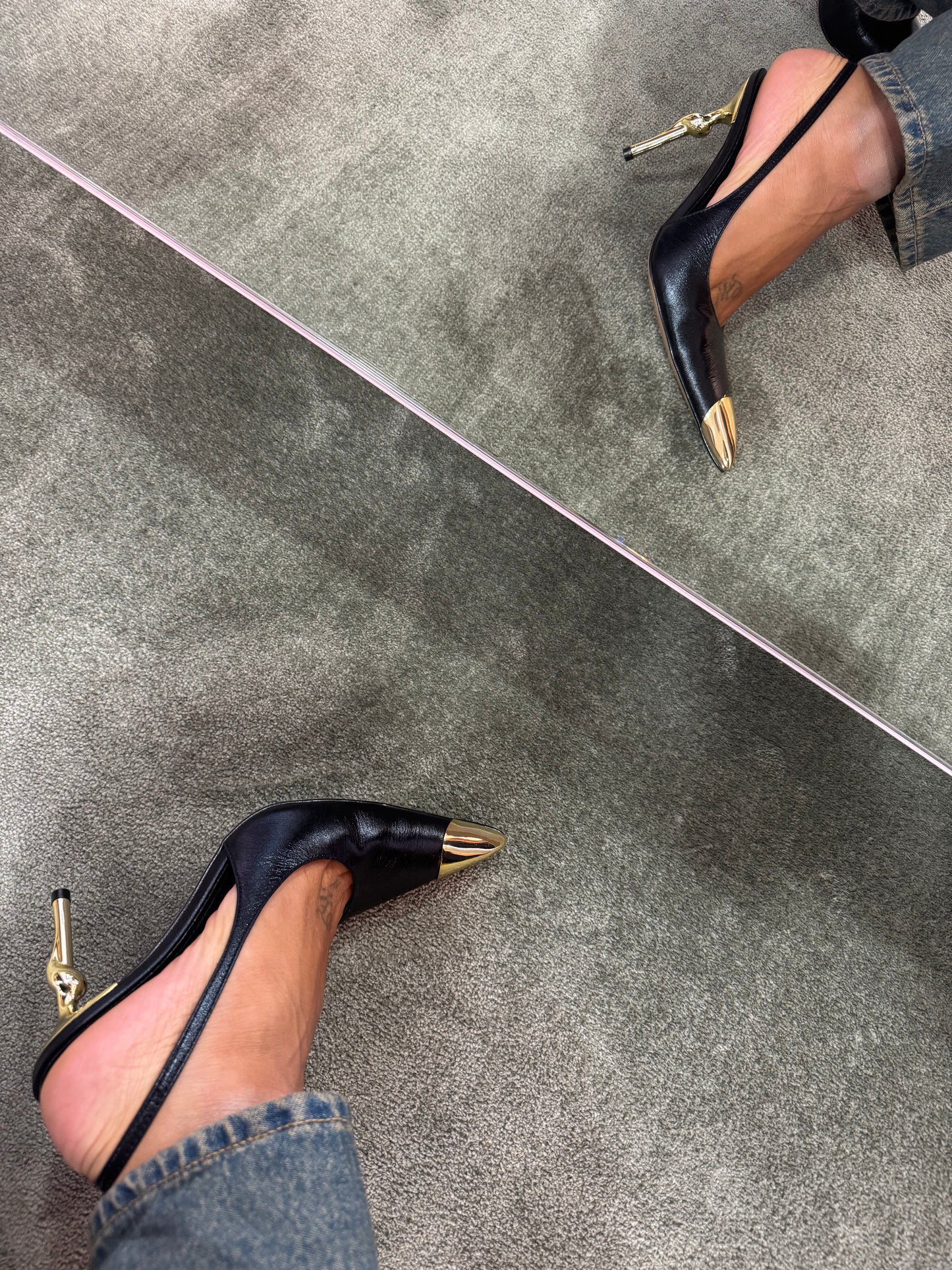 Slingback nera con punta e tacco oro