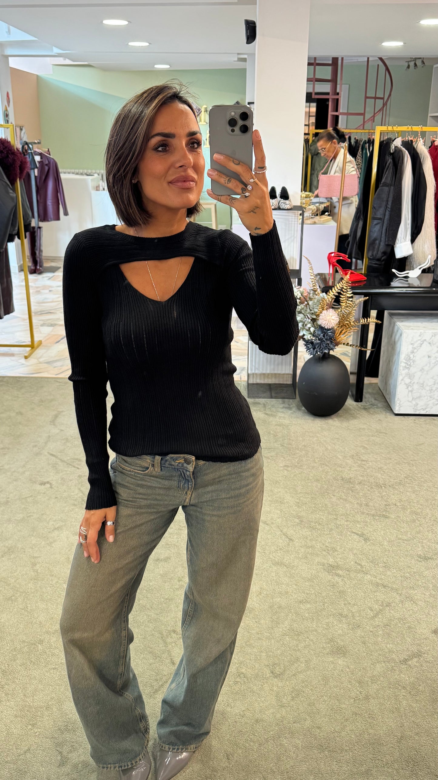 Maglia nera a costine cutout bj