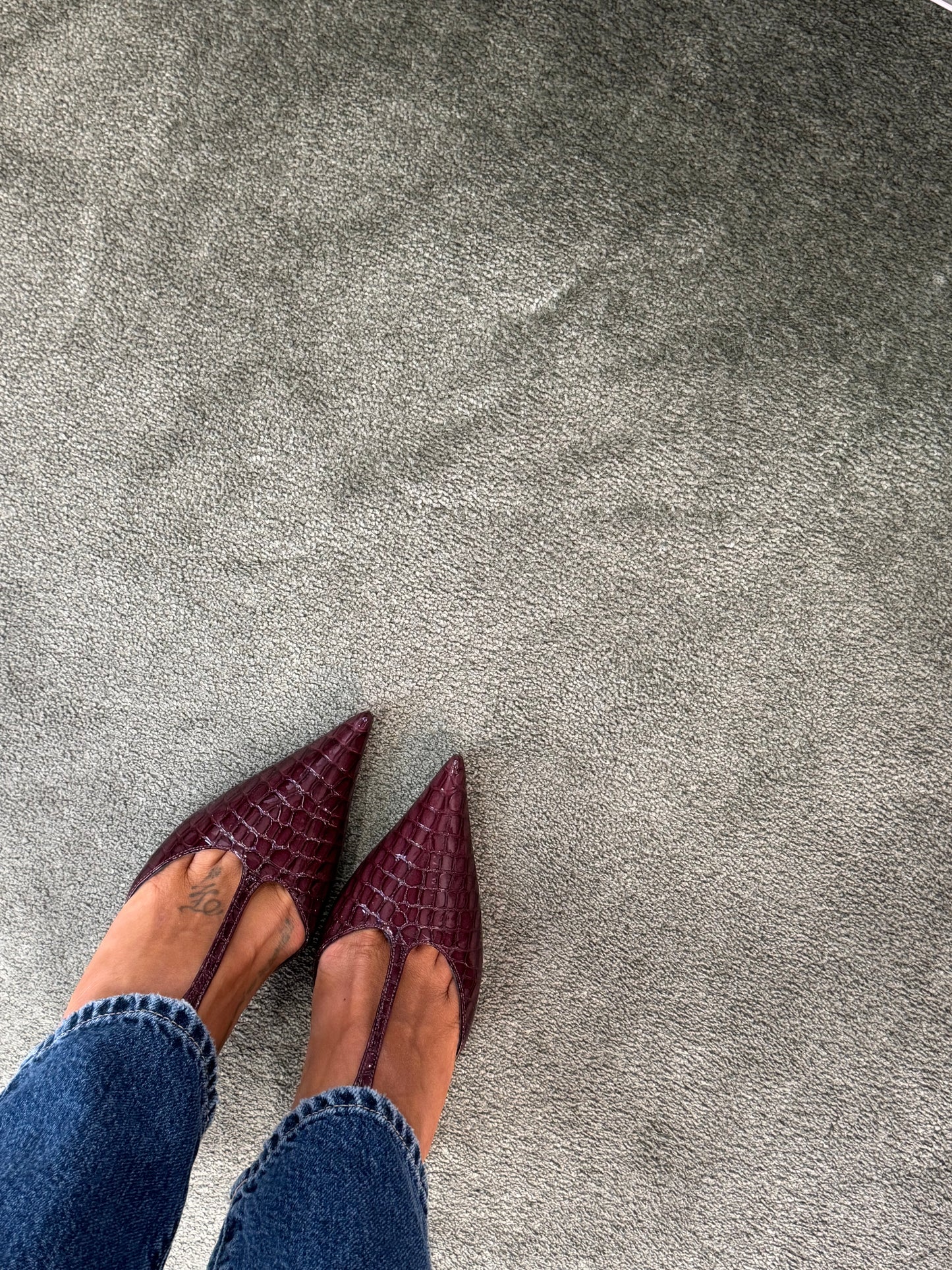 Décolleté bordeaux crocodile con cinturino e tacco oro