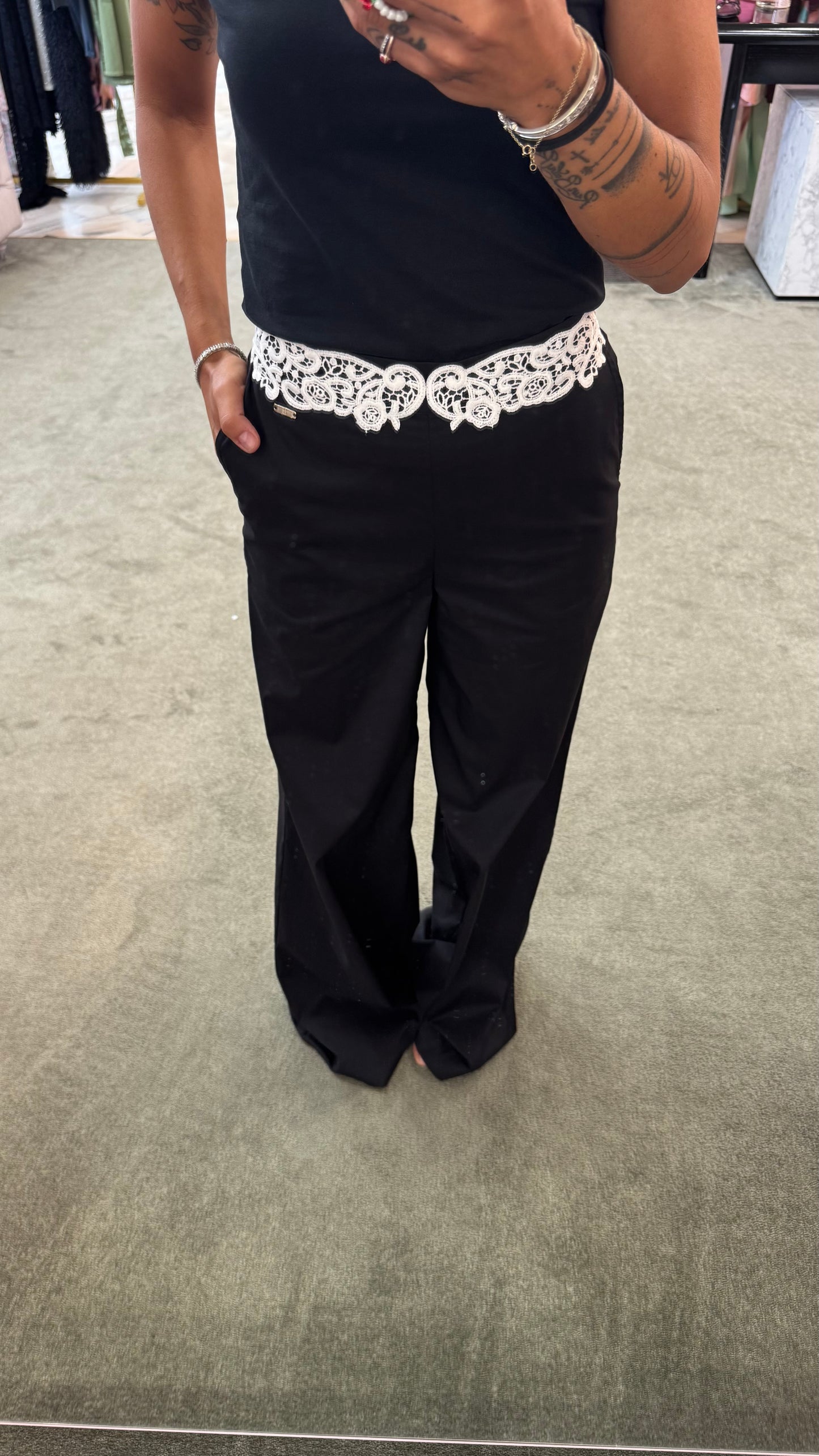 Pantaloni neri a palazzo con dettaglio pizzo bianco fr