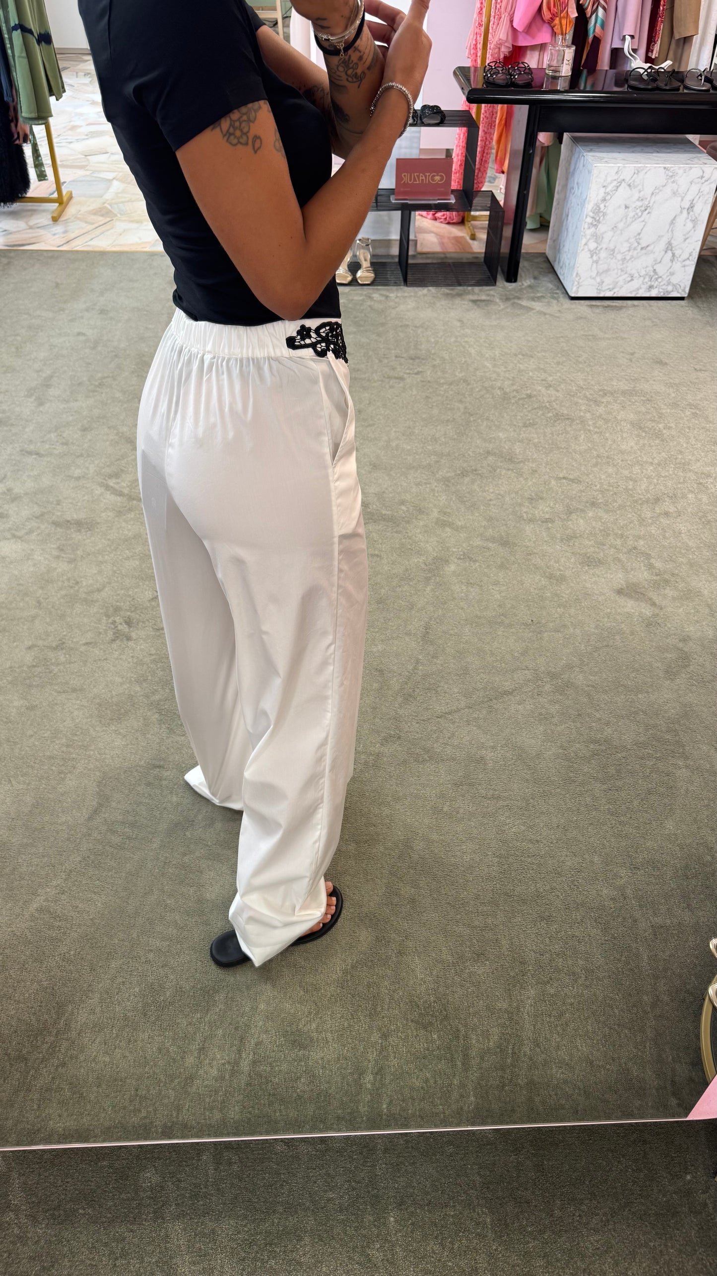 Pantaloni bianchi a palazzo con dettaglio pizzo nero fr