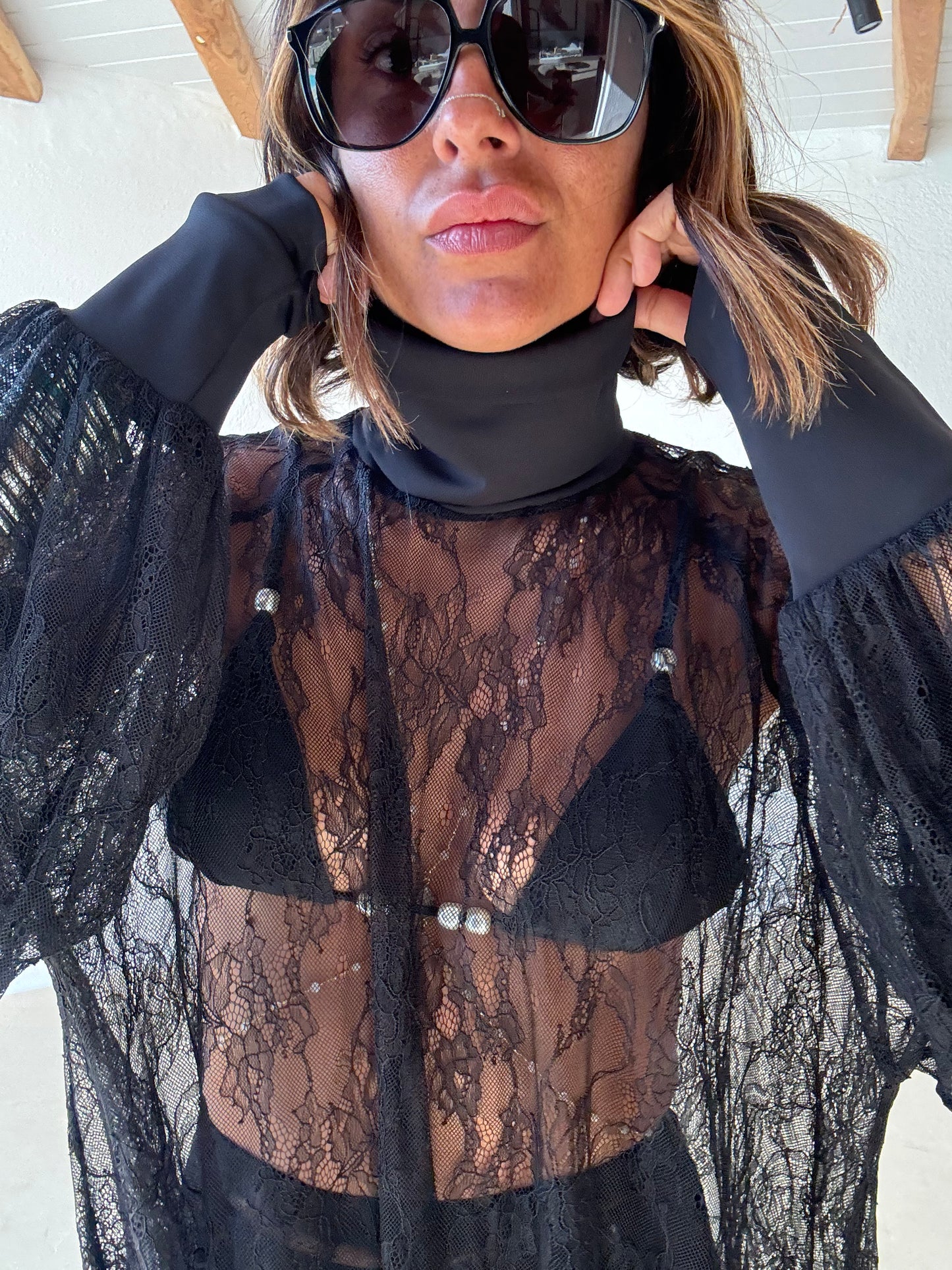 Blusa lupetto nera in pizzo ks