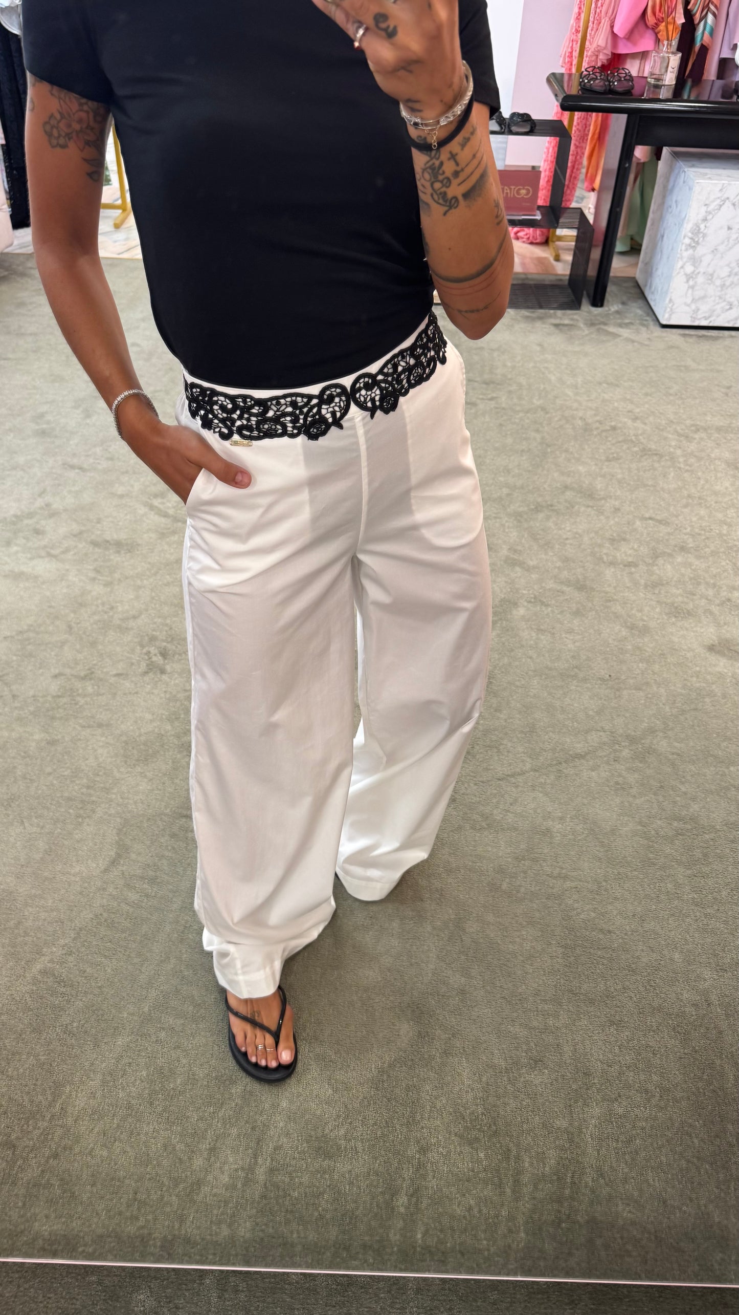 Pantaloni bianchi a palazzo con dettaglio pizzo nero fr