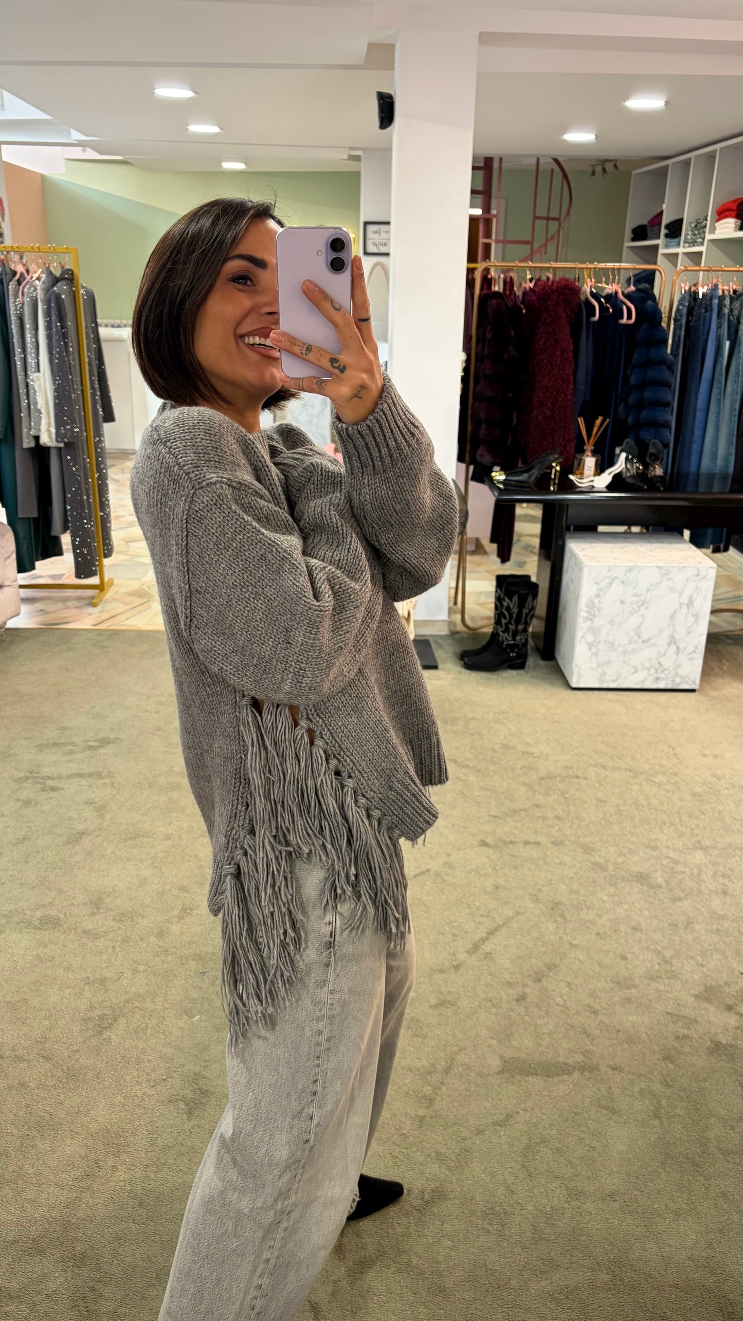 Maglione grigio chiaro con frange laterali e spacco gl