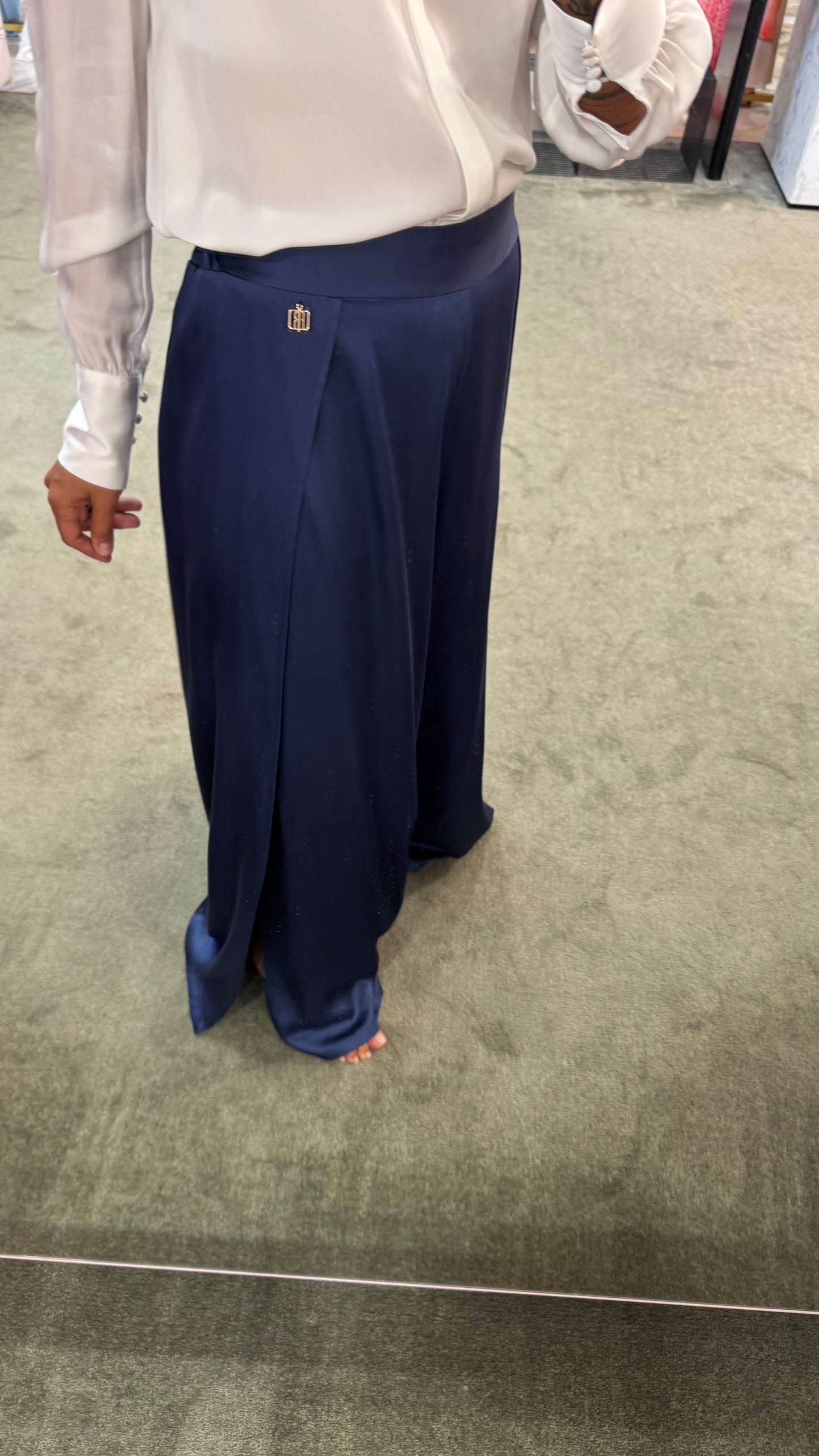 Pantaloni blu in satin con spacchi laterali fr